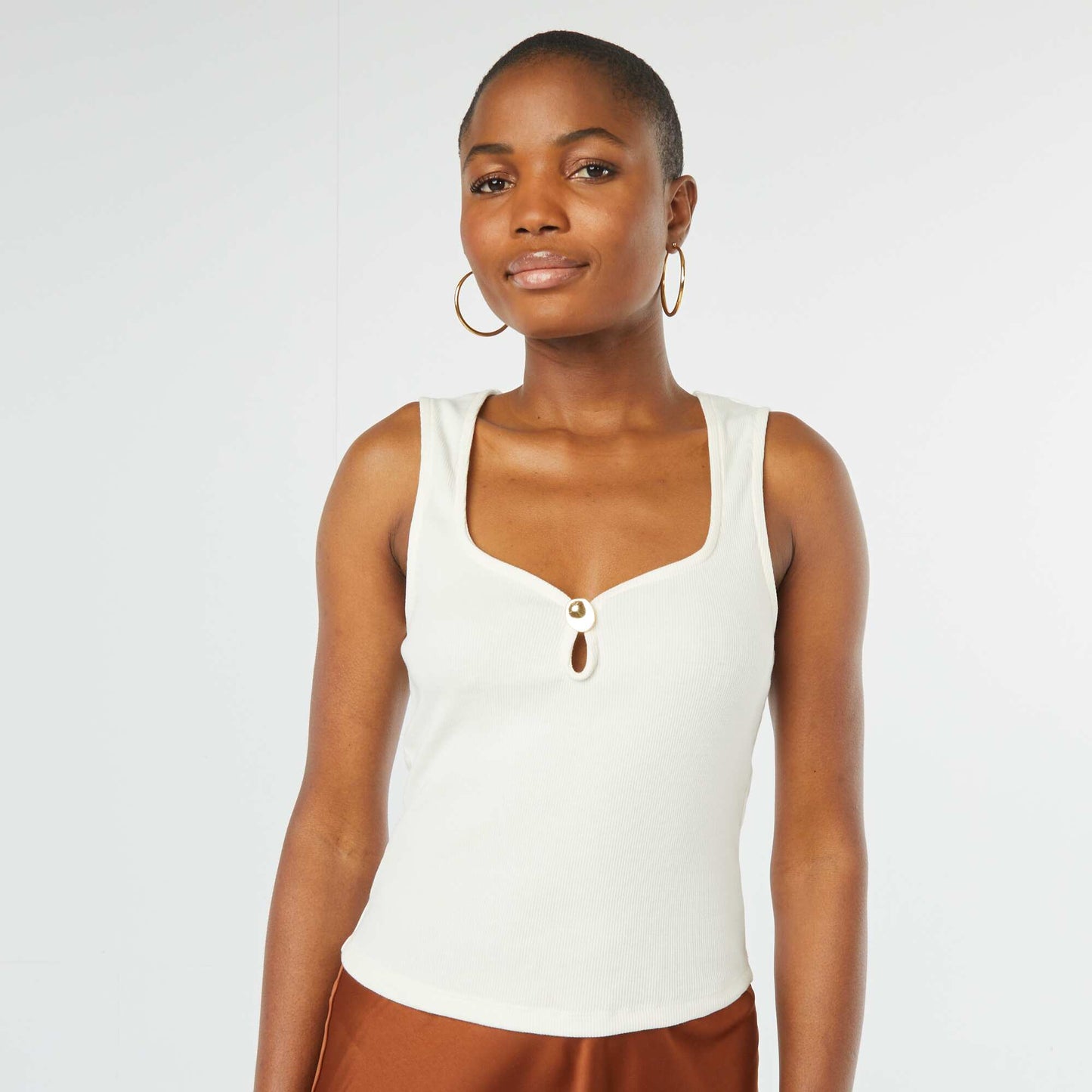 Débardeur sans manches avec encolure dégagée et bouton doré fantaisie BLANC