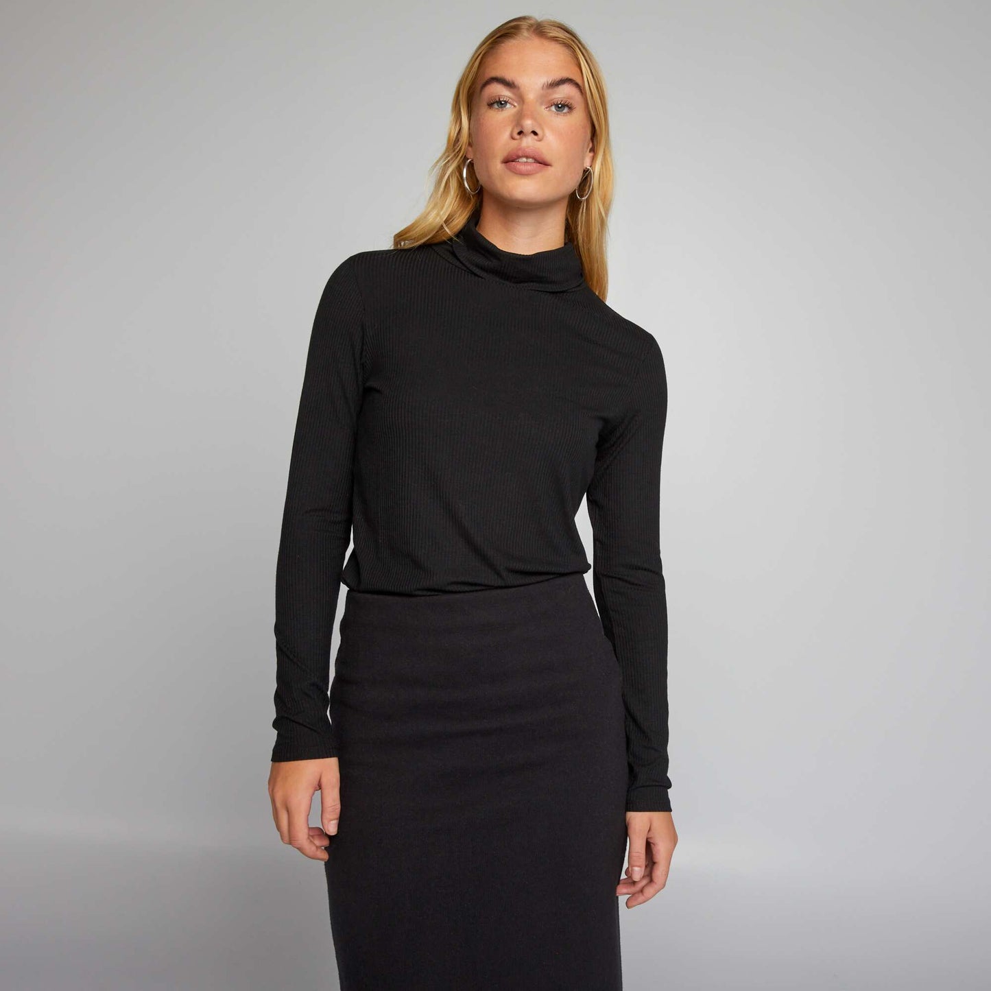 Tee-shirt c tel col roul noir