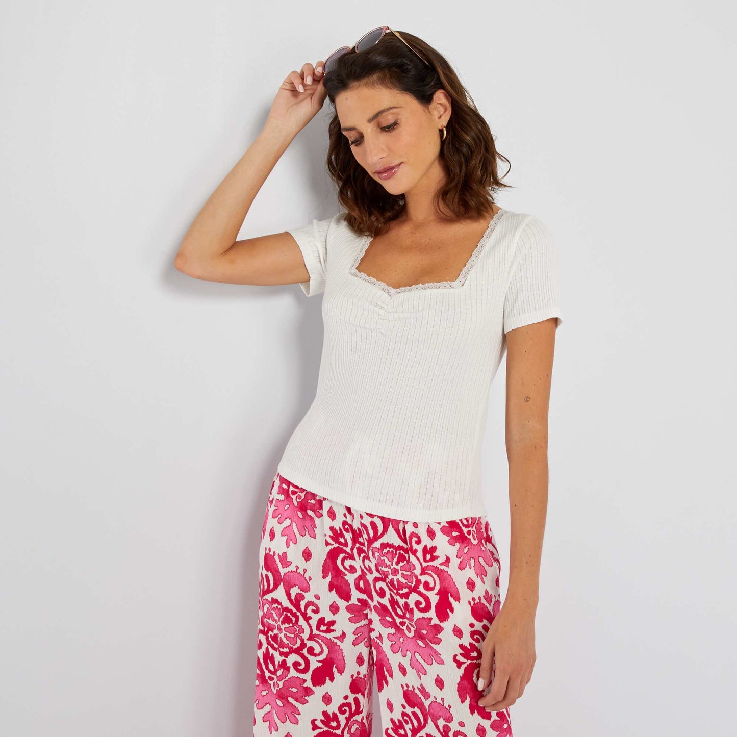 T-shirt col V en dentelle blanc