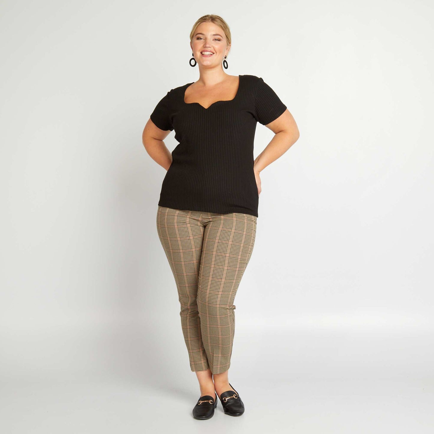 T-shirt avec col en forme de c ur REAL BLACK