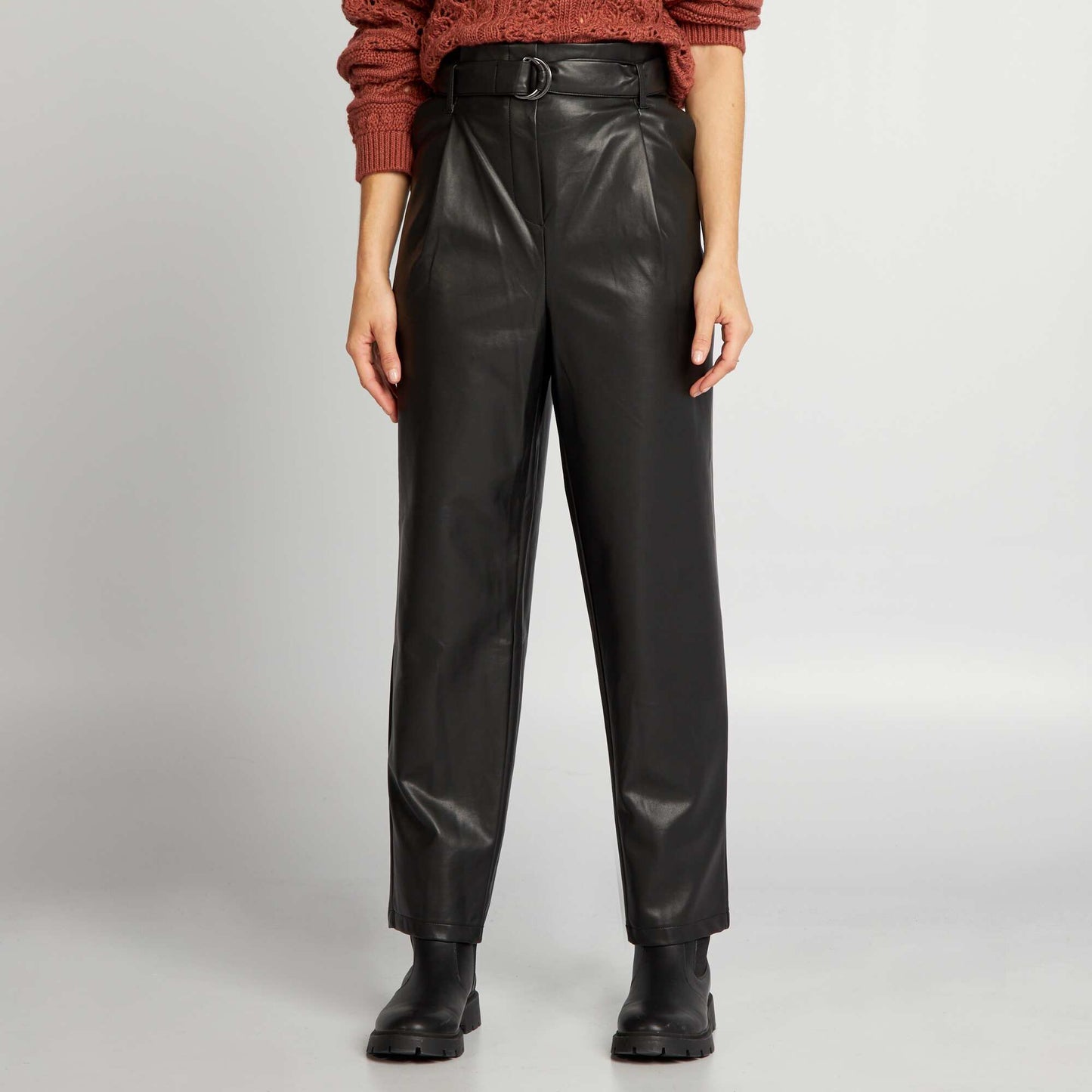 Pantalon en simili avec ceinture noir