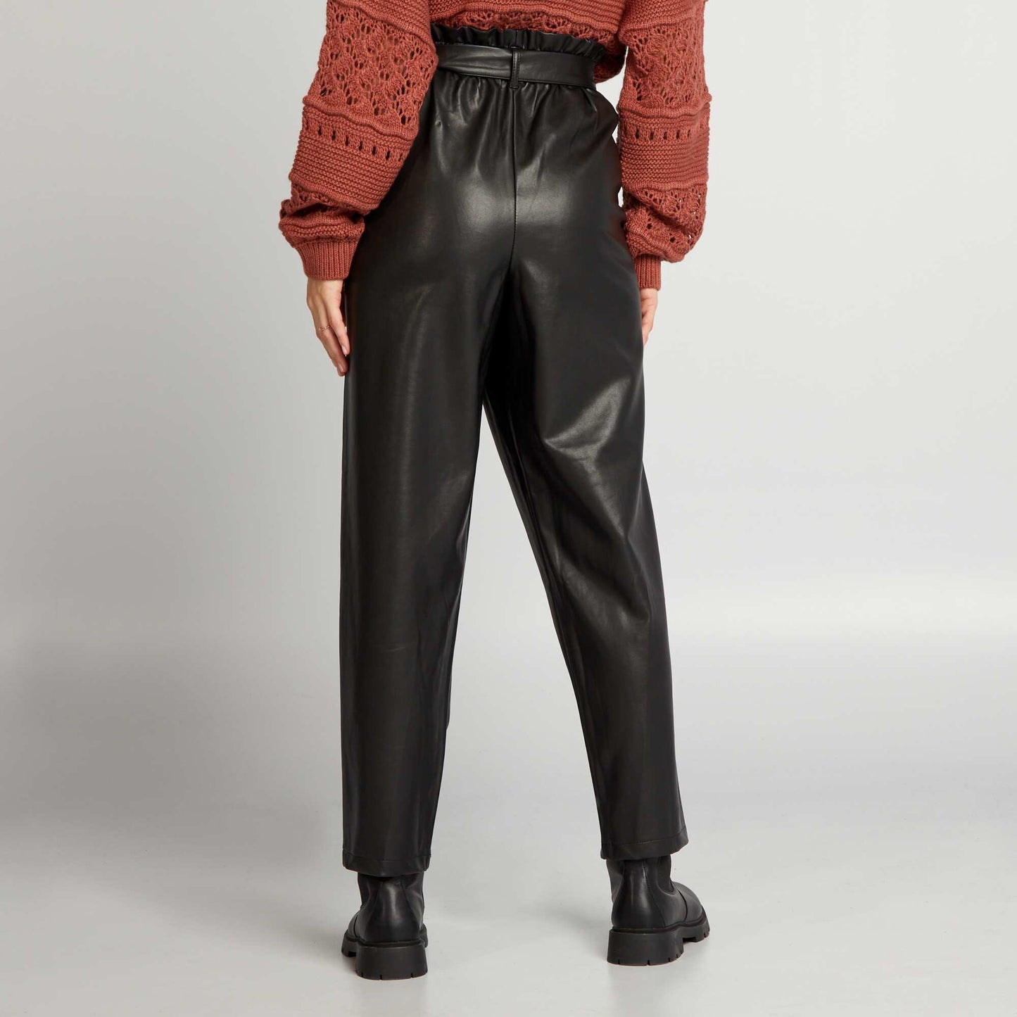 Pantalon en simili avec ceinture noir