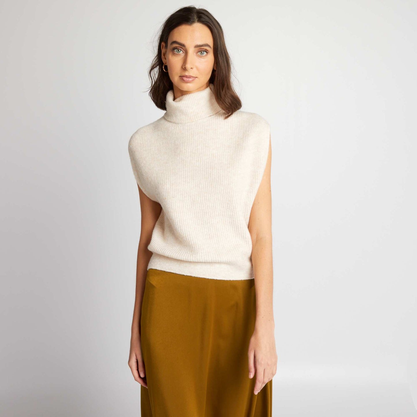 Pull col roul sans manches Beige