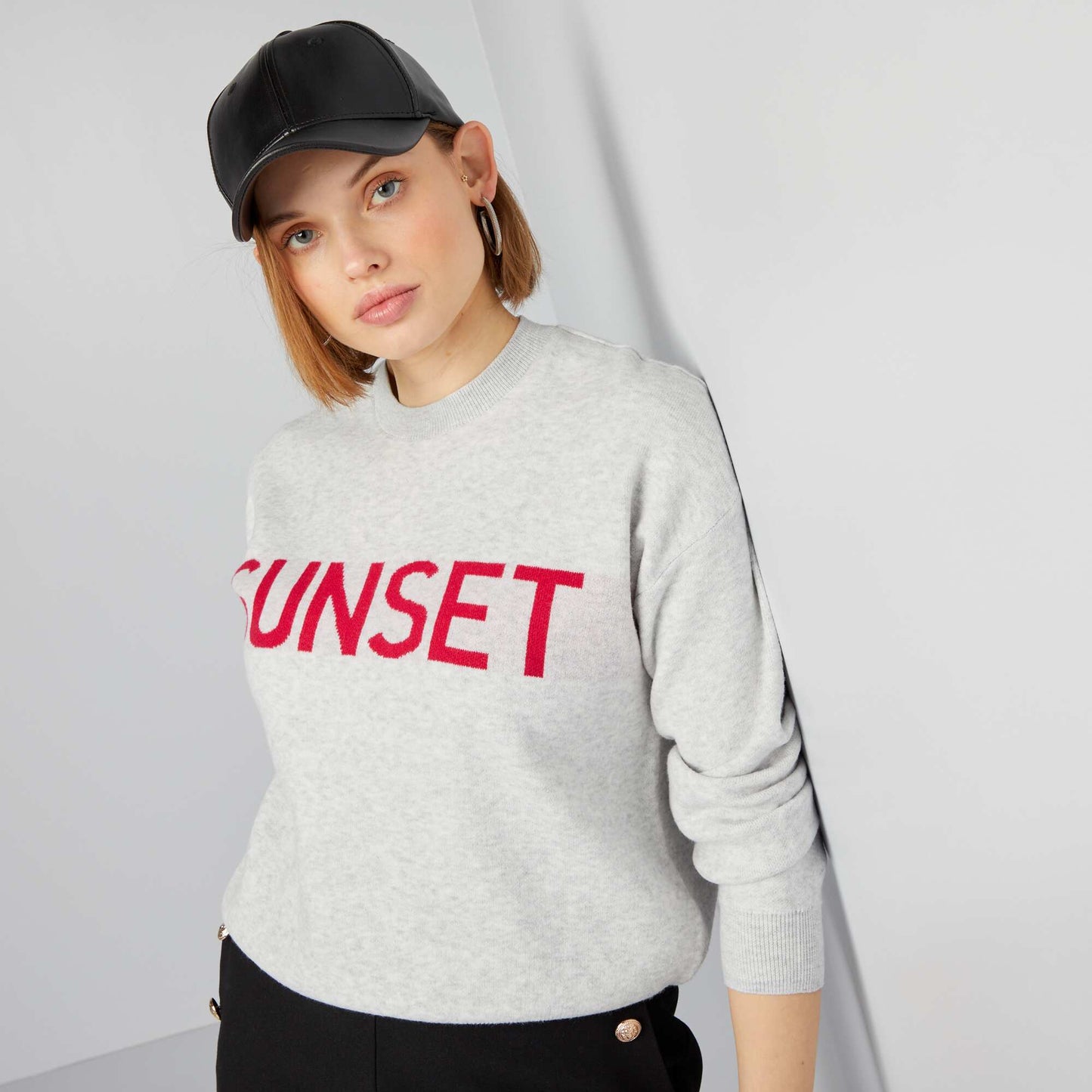 Pull col rond avec inscription Gris