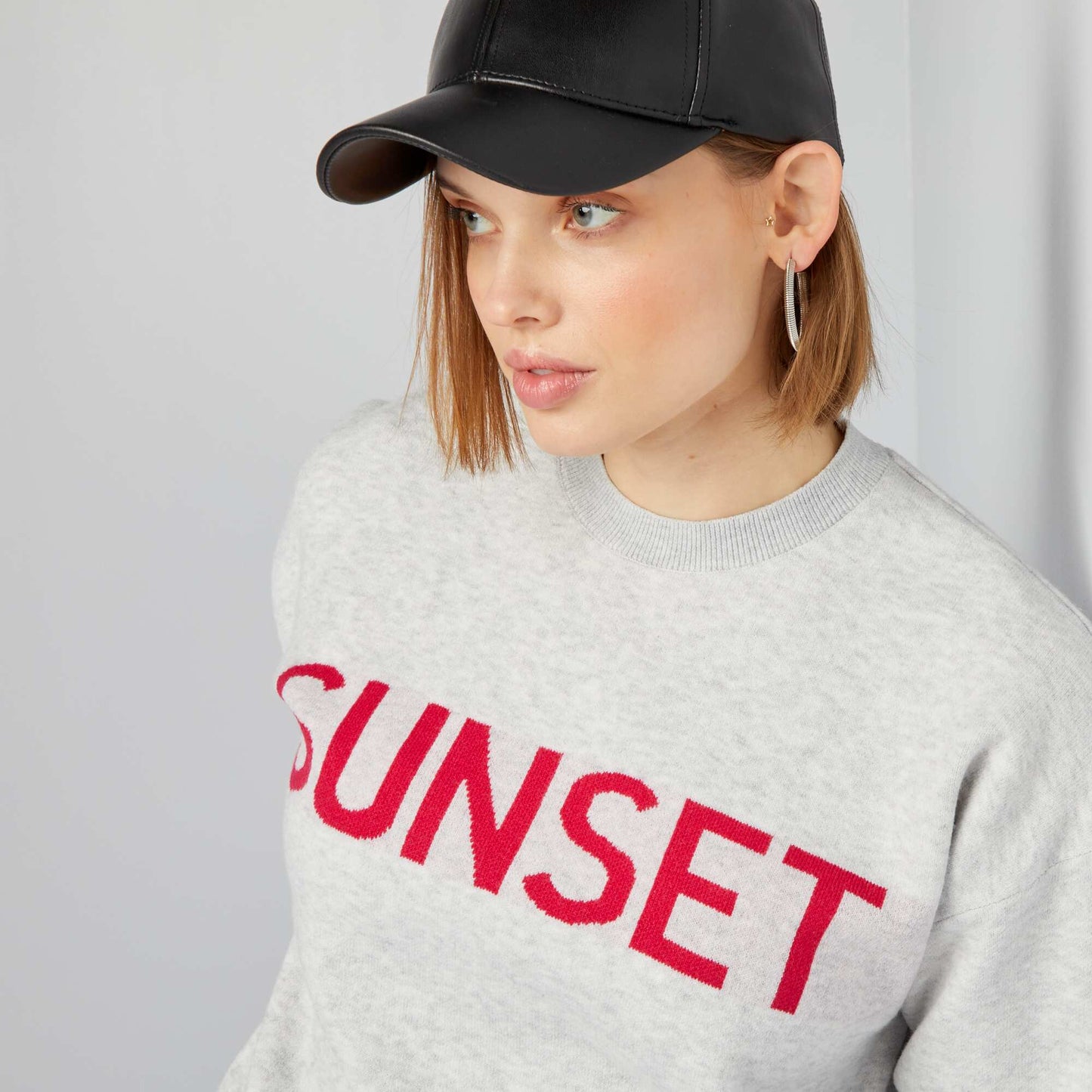 Pull col rond avec inscription Gris
