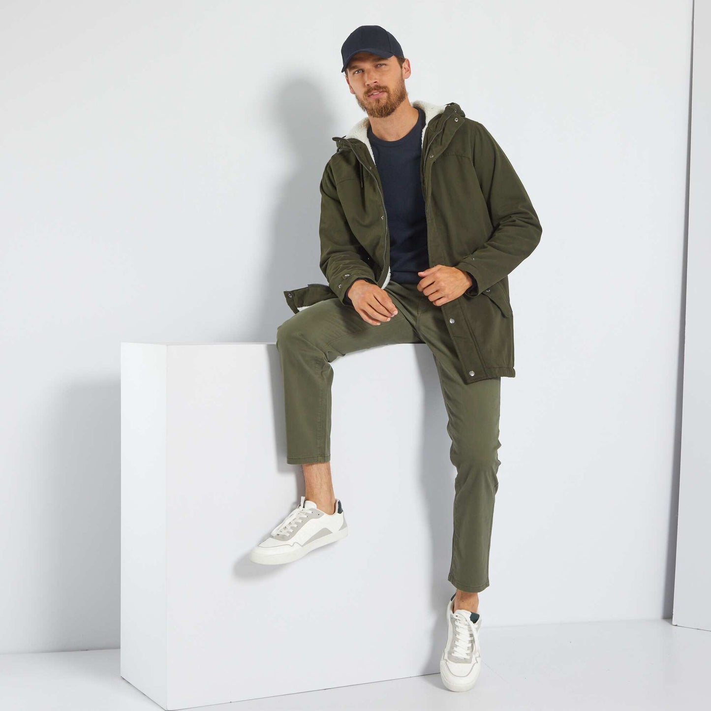 Pull uni col rond bleu marine