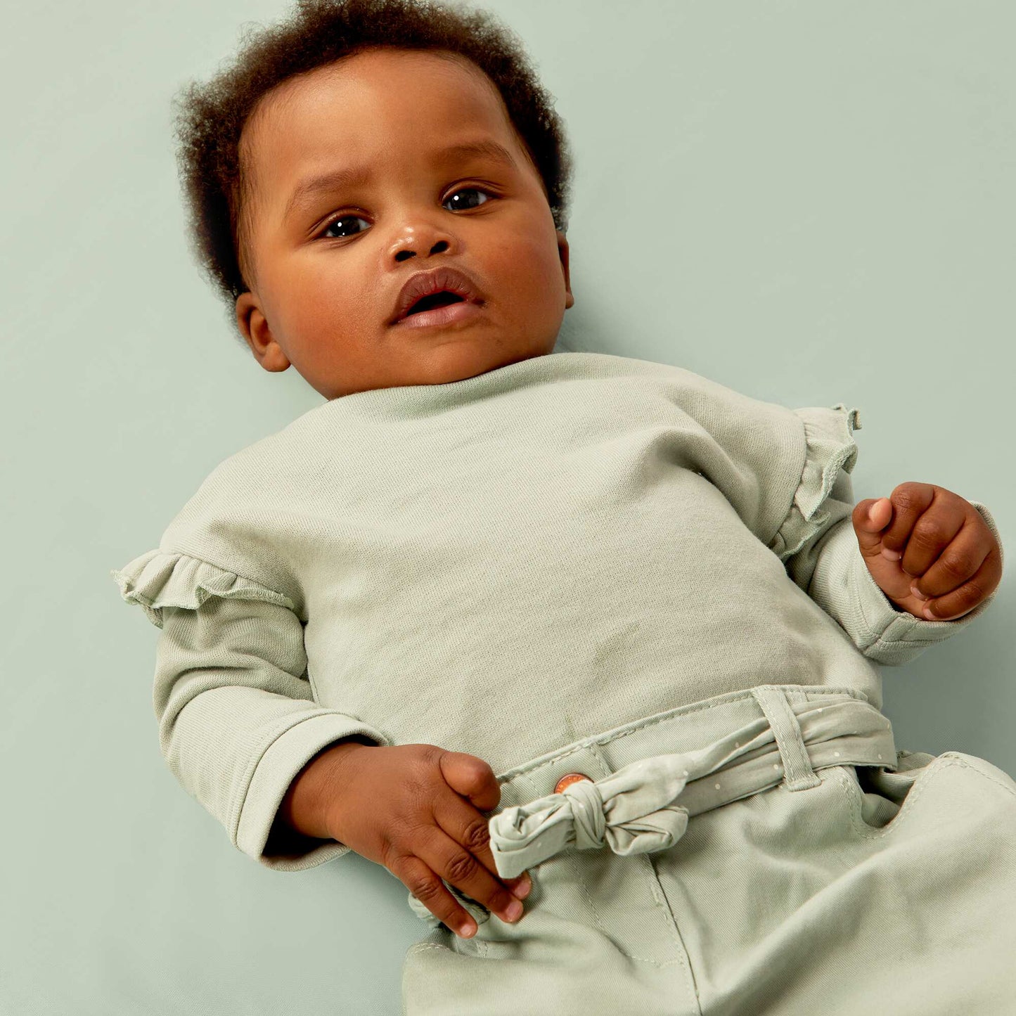 Sweat en coton + volants sur paule vert cendr