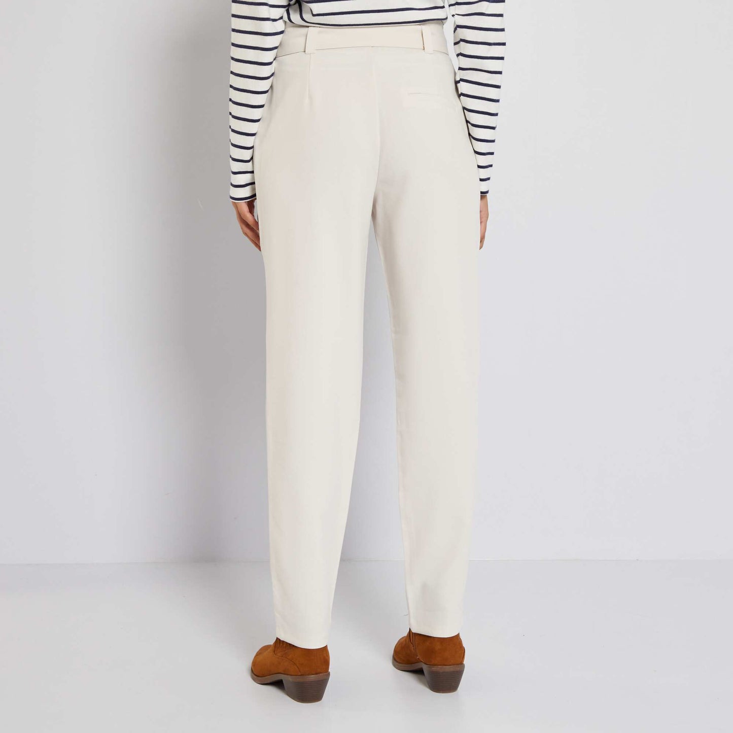 Pantalon carotte avec ceinture blanc calcaire