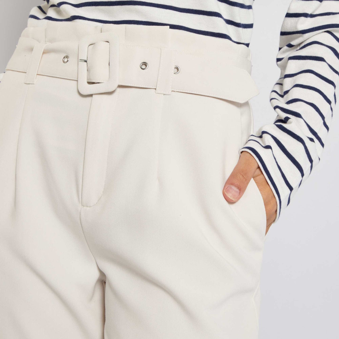 Pantalon carotte avec ceinture blanc calcaire