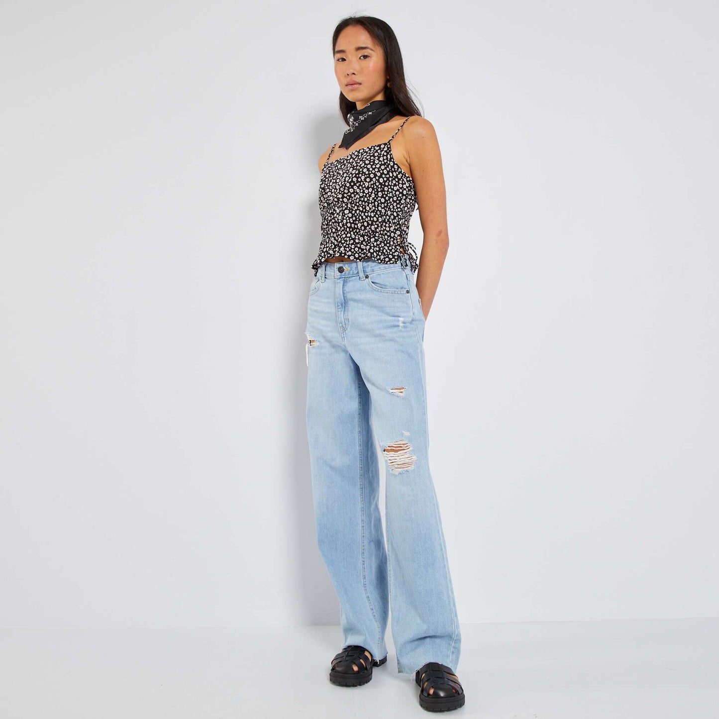 Top fleuri fines bretelles Noir