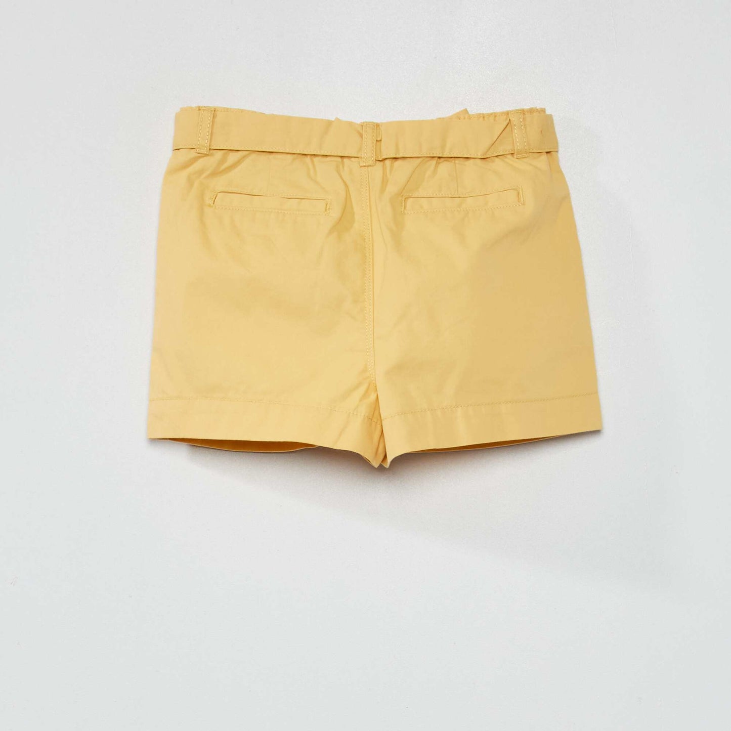 Short avec ceinture jaune