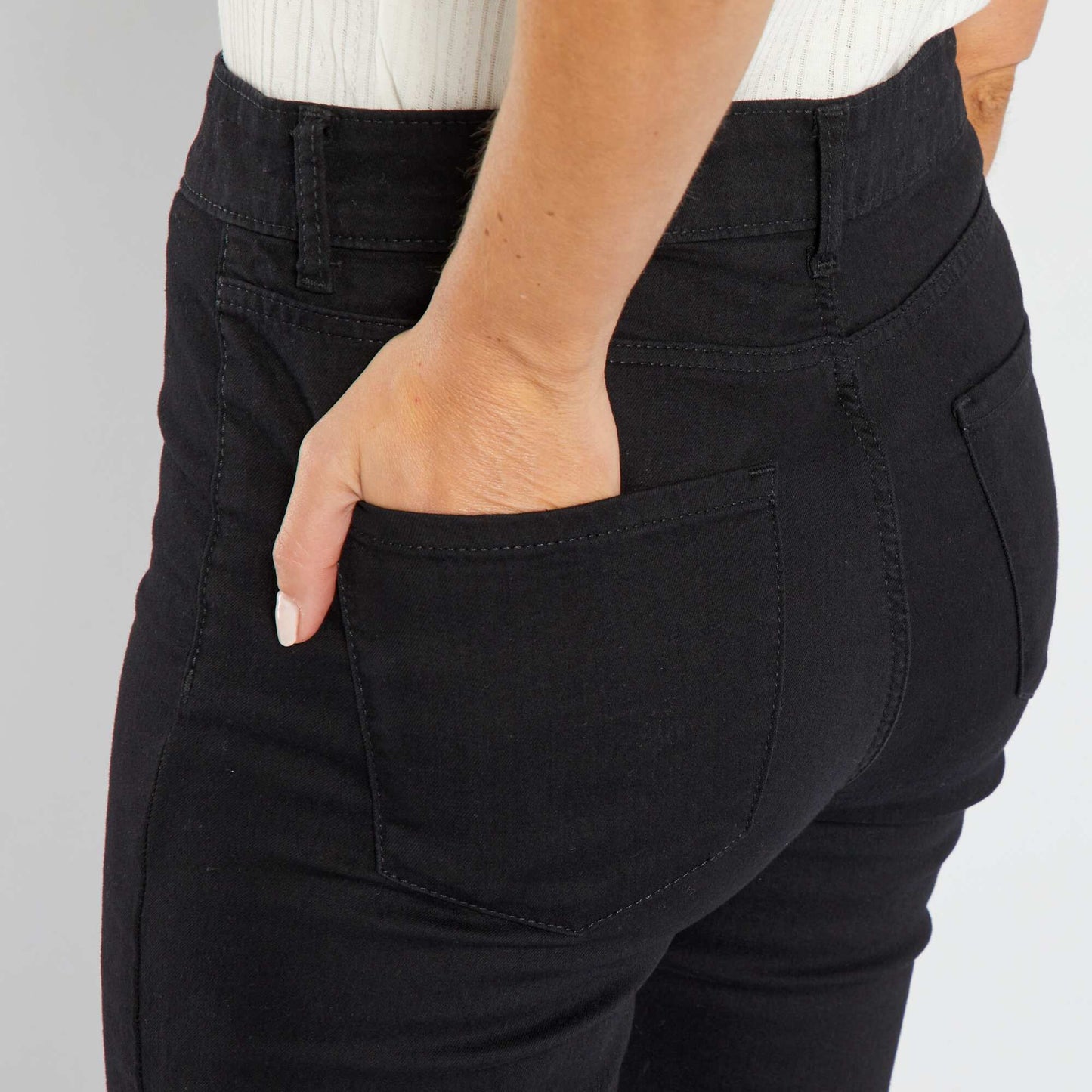 Jean skinny fit / coupe tr s ajust e noir
