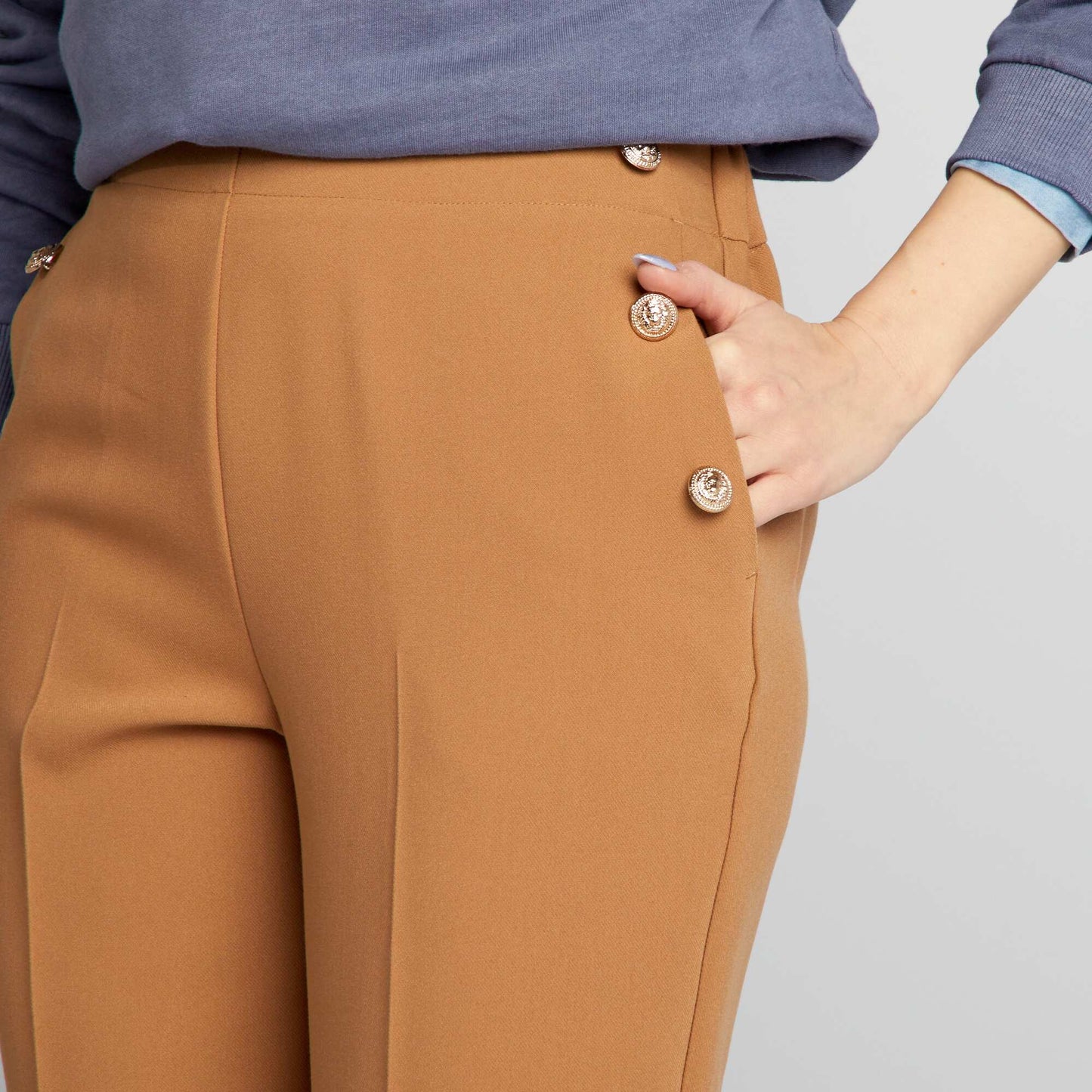 Pantalon droit avec boutons fantaisies dor s Beige