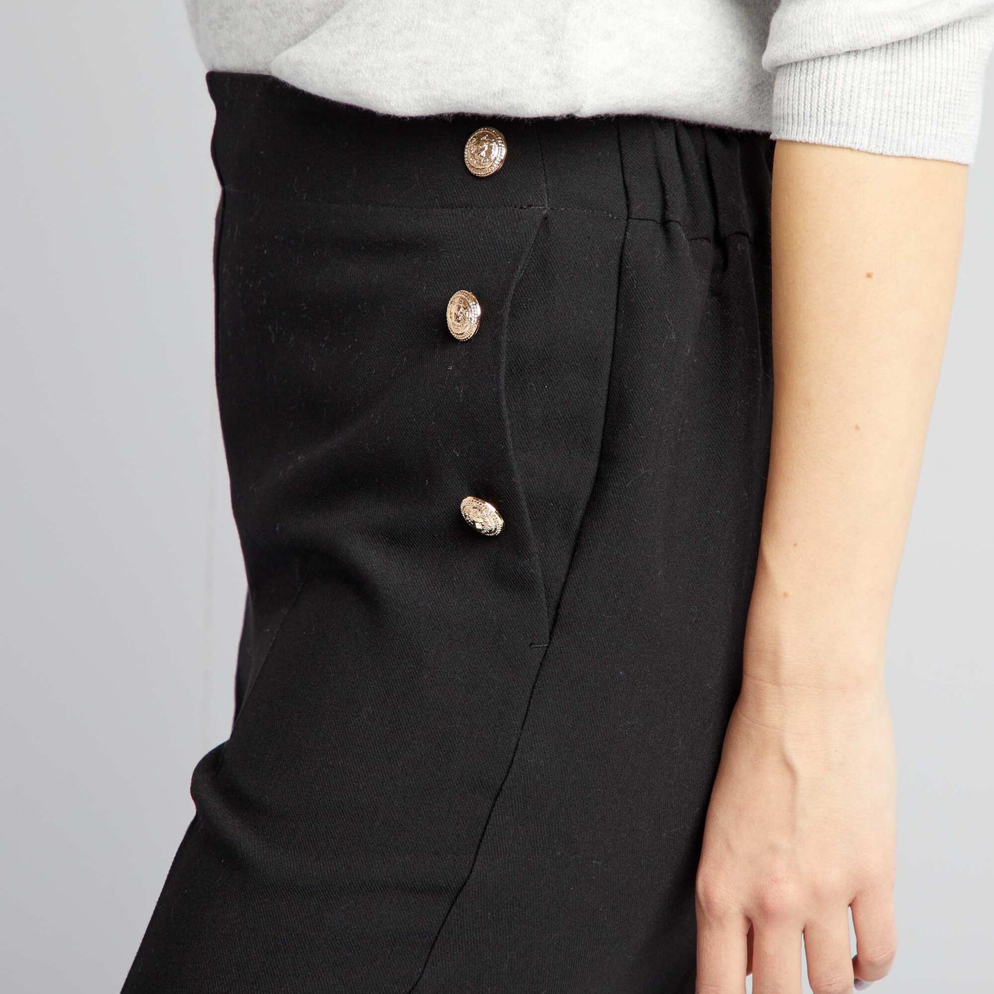 Pantalon droit avec boutons fantaisies dor s noir