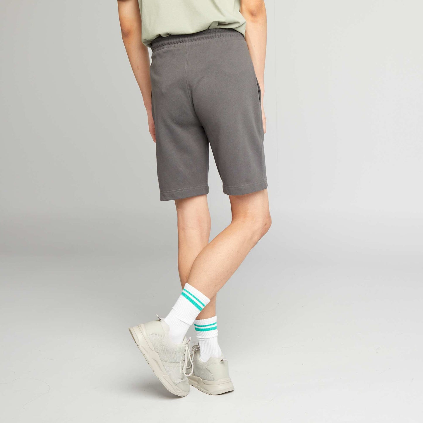 Short de sport gris