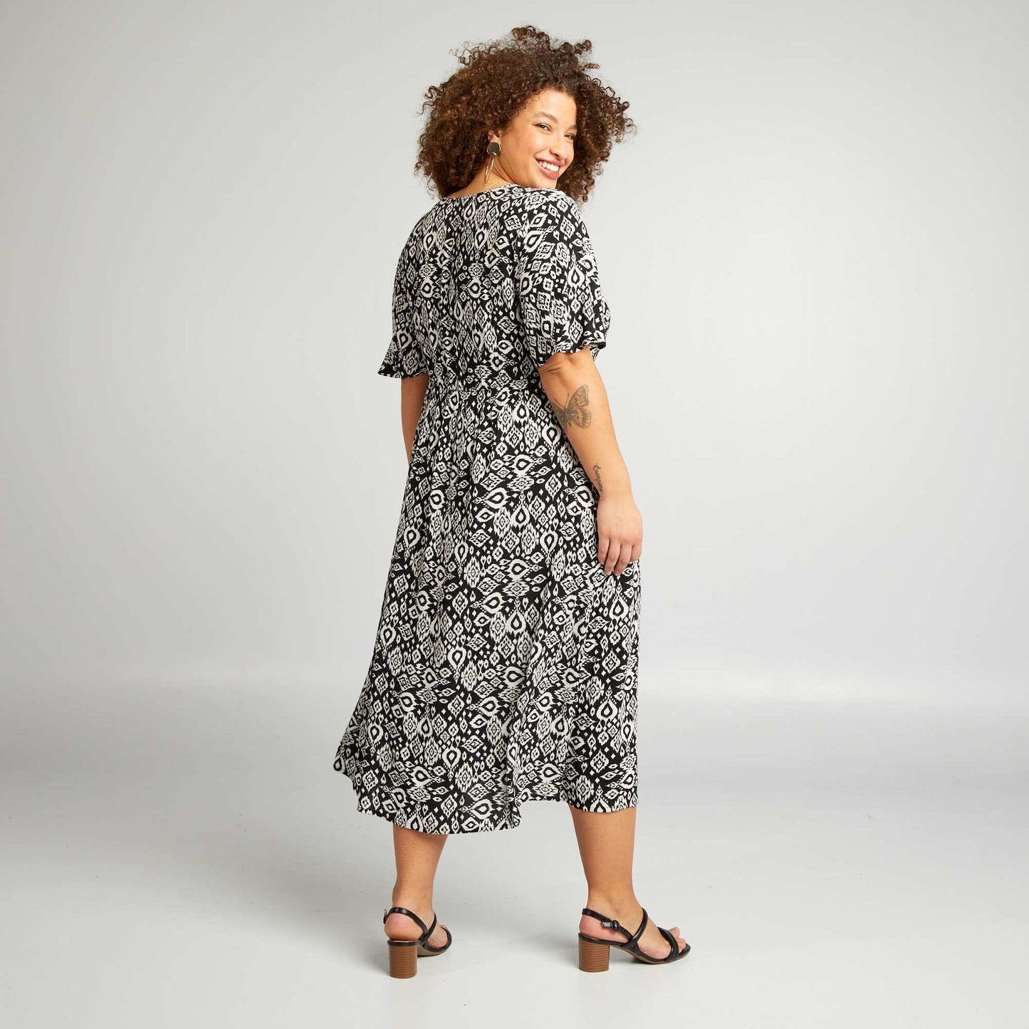 Robe midi stretch avec manches papillon Noir/blanc