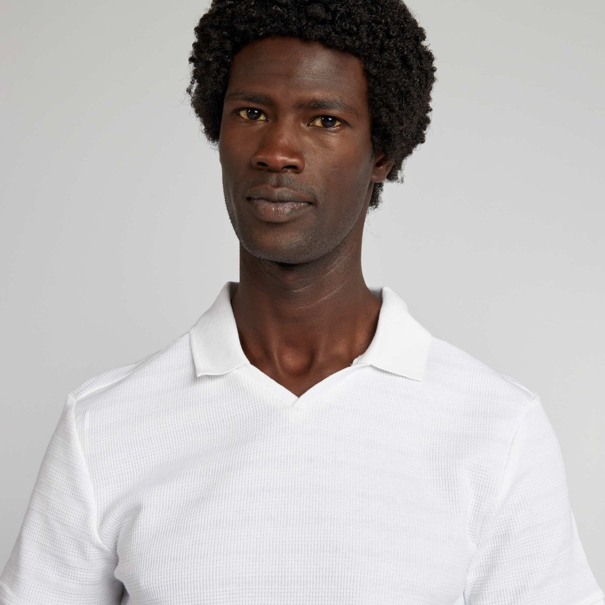 Polo en maille textur e col V blanc