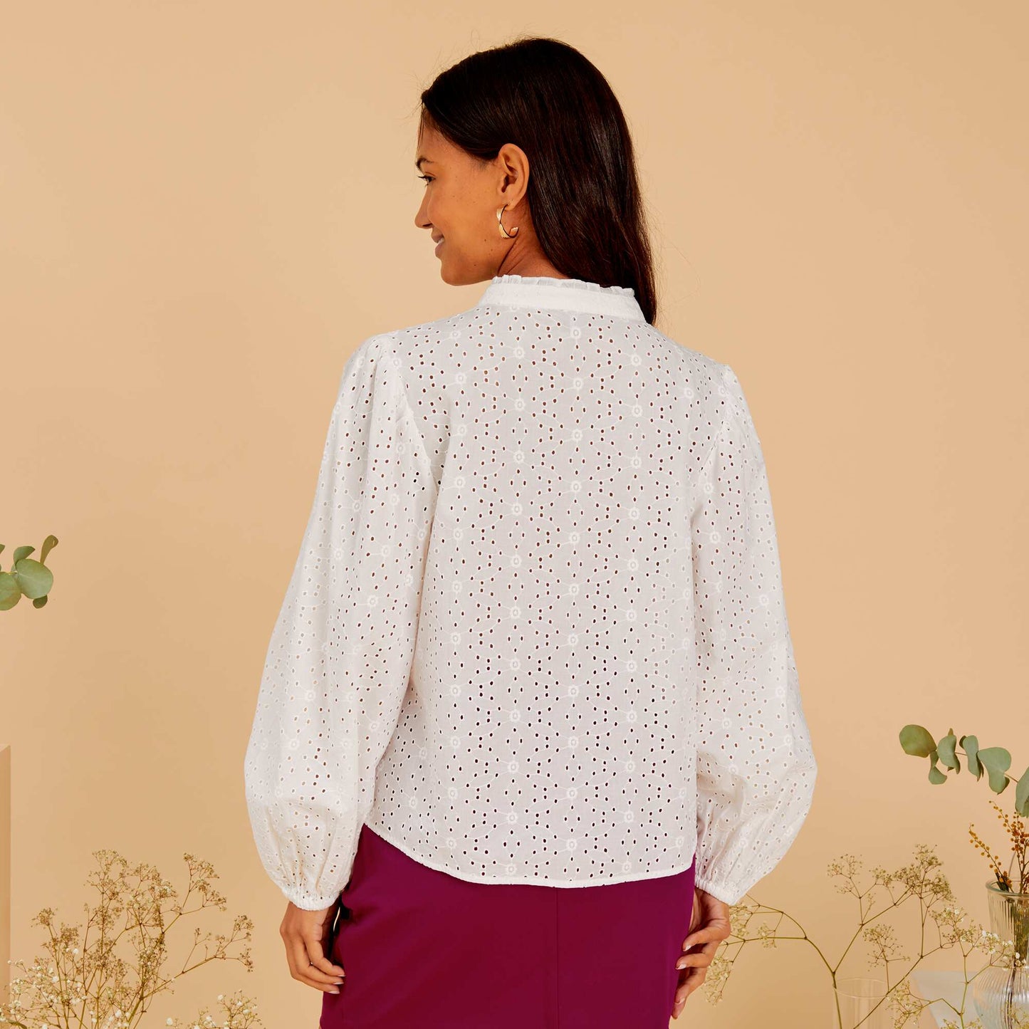 Blouse brodée et ajourée avec col V blanc