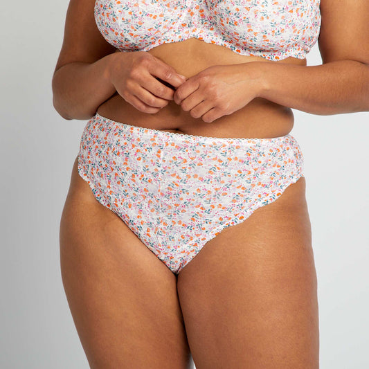 Tanga en dentelle fleurie Rose