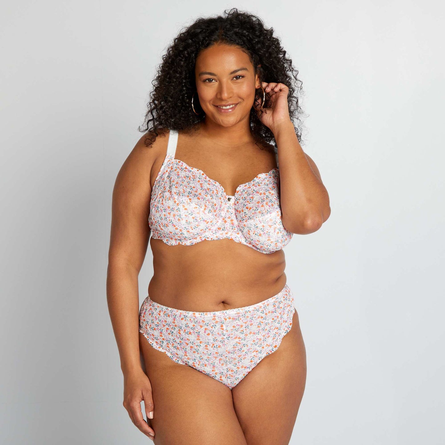 Tanga en dentelle fleurie Rose