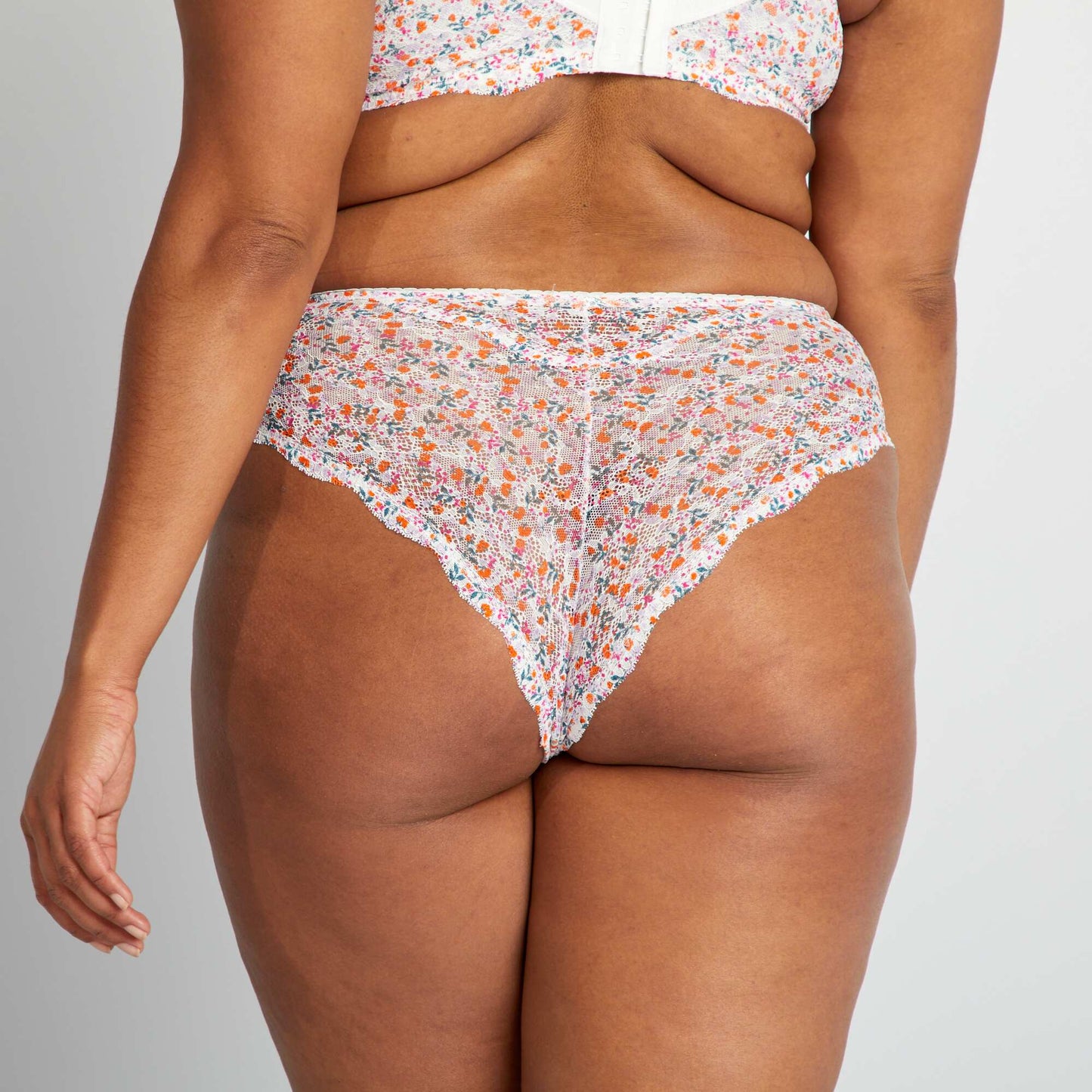 Tanga en dentelle fleurie Rose