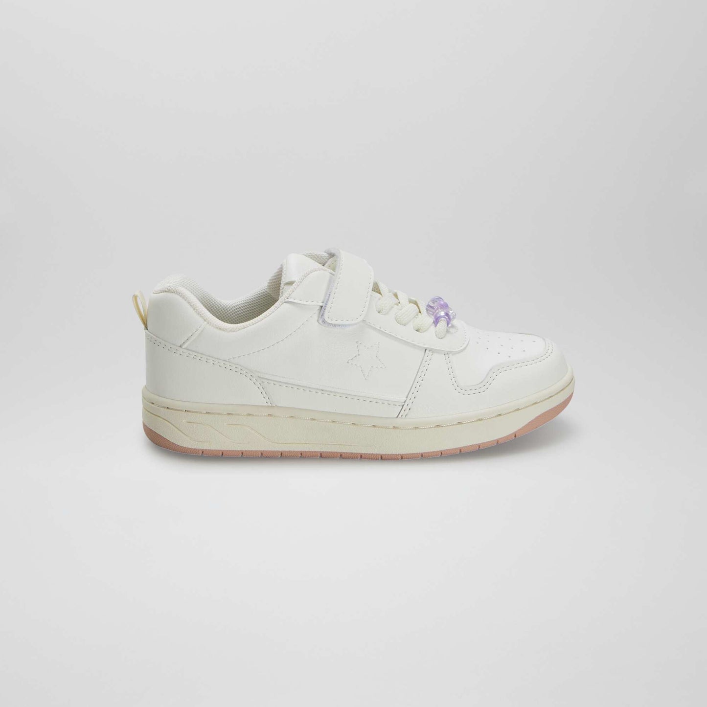 Baskets scratchs et lacets lastiqu s blanc