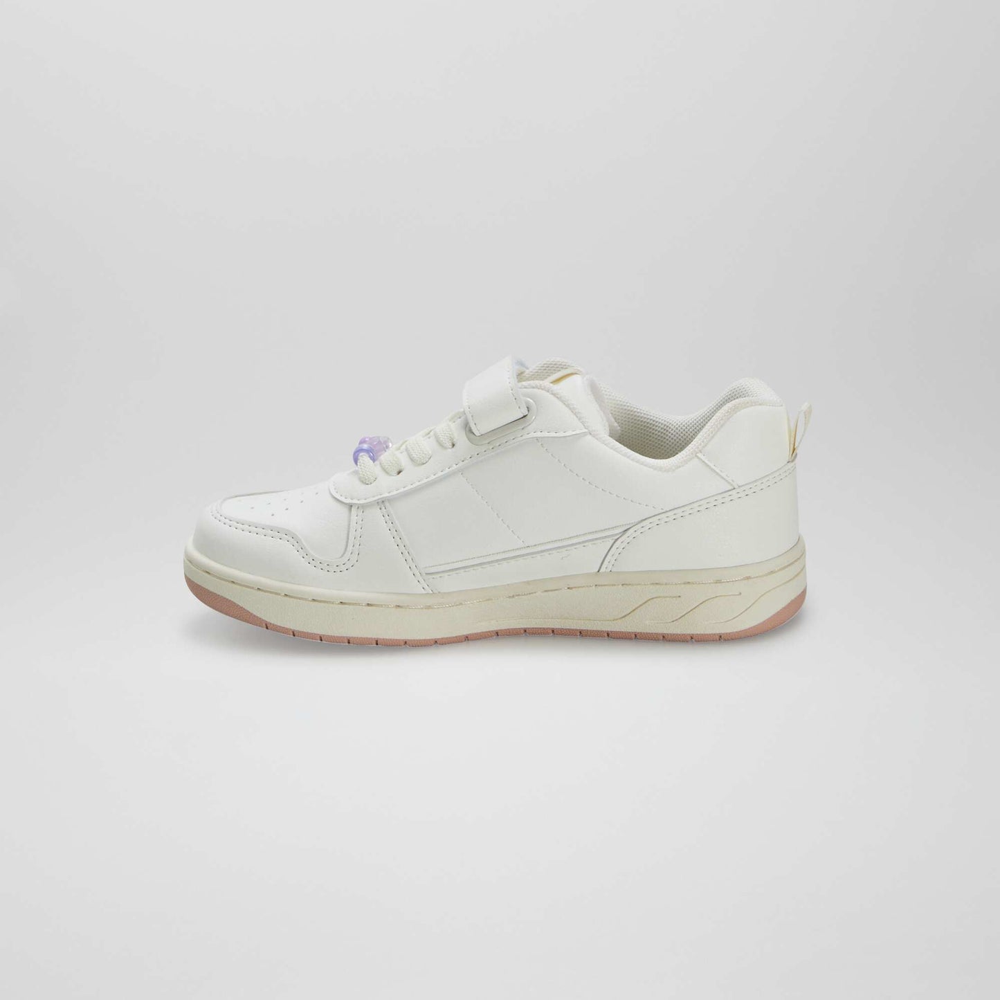 Baskets scratchs et lacets lastiqu s blanc