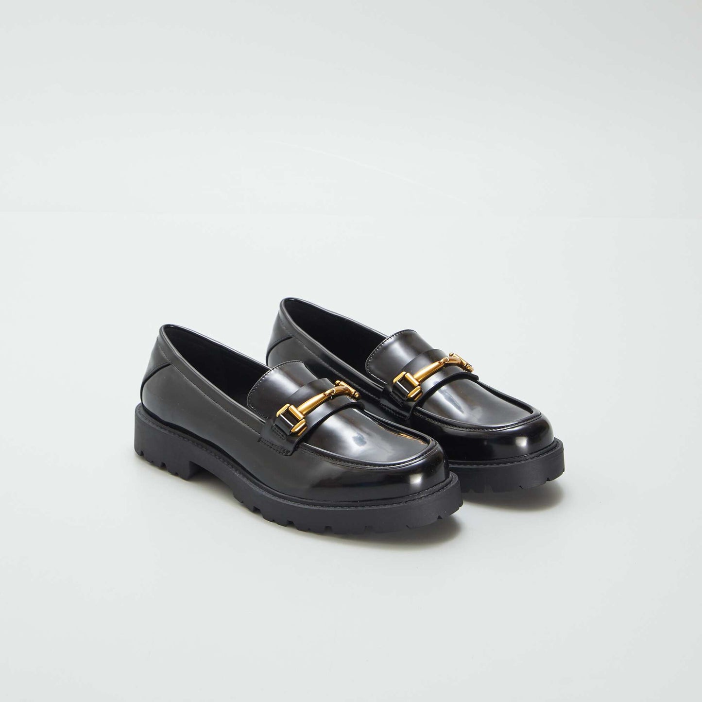 Mocassins vernis avec bijou dor  noir