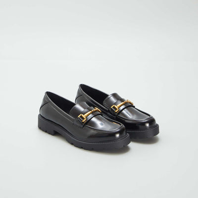 Mocassins vernis avec bijou dor noir