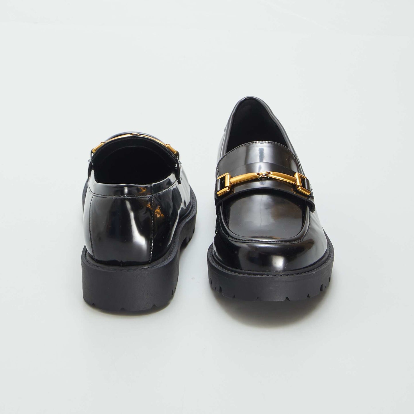 Mocassins vernis avec bijou dor  noir