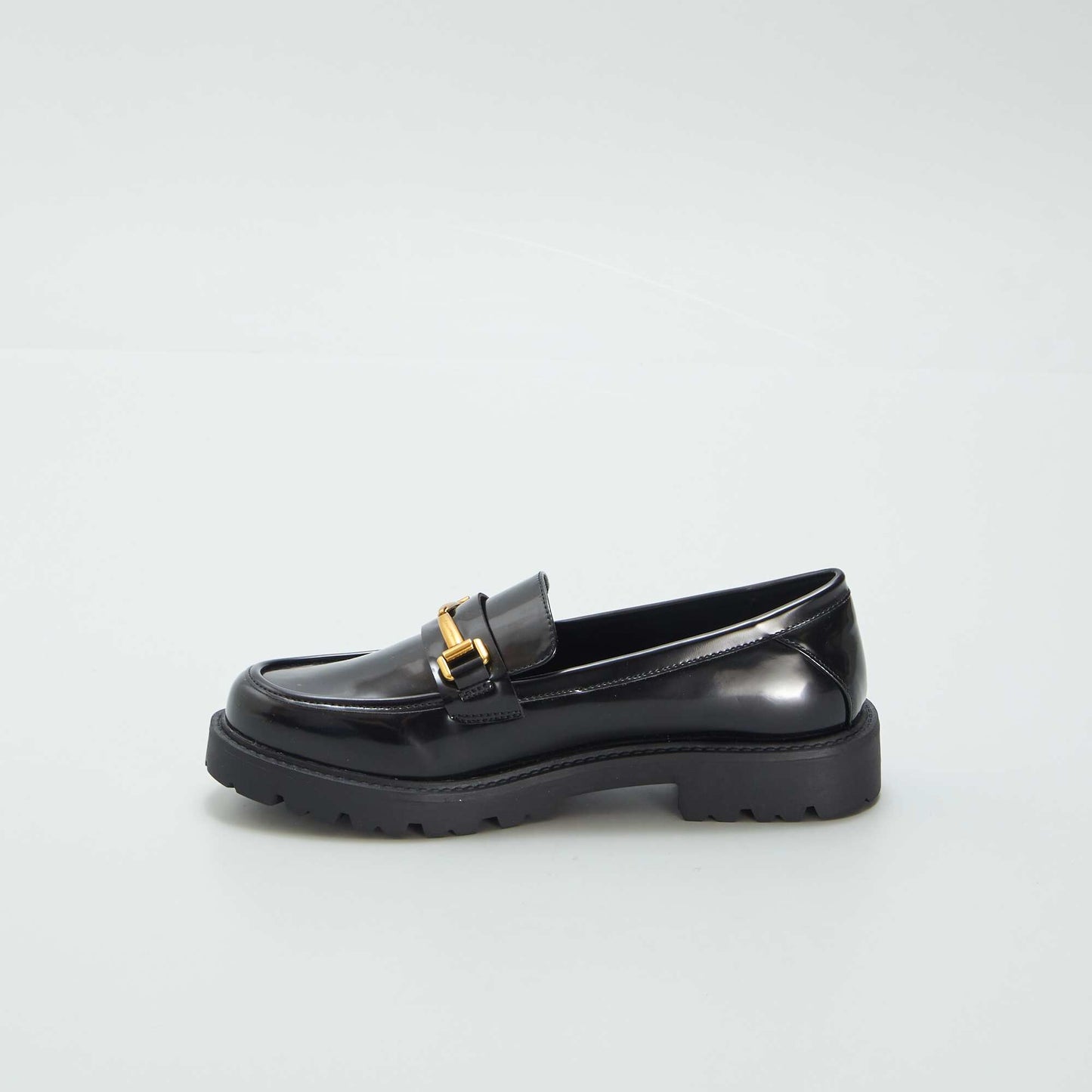 Mocassins vernis avec bijou dor  noir