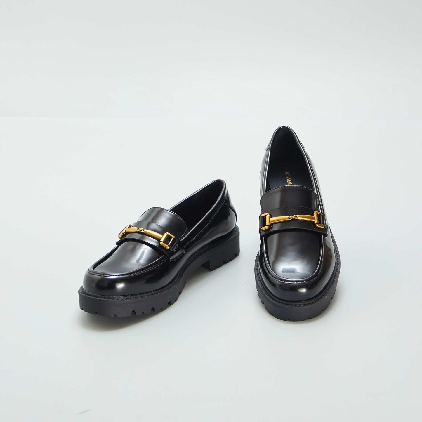 Mocassins vernis avec bijou dor  noir