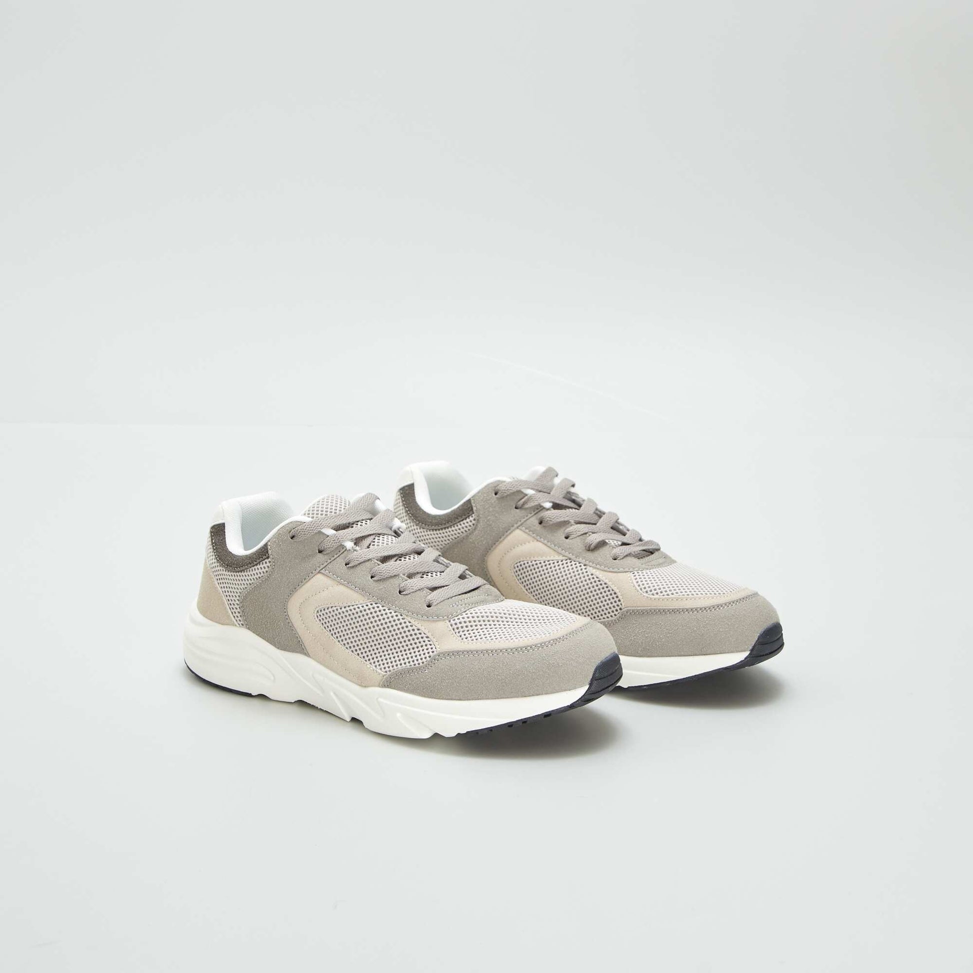 Baskets type sport gris
