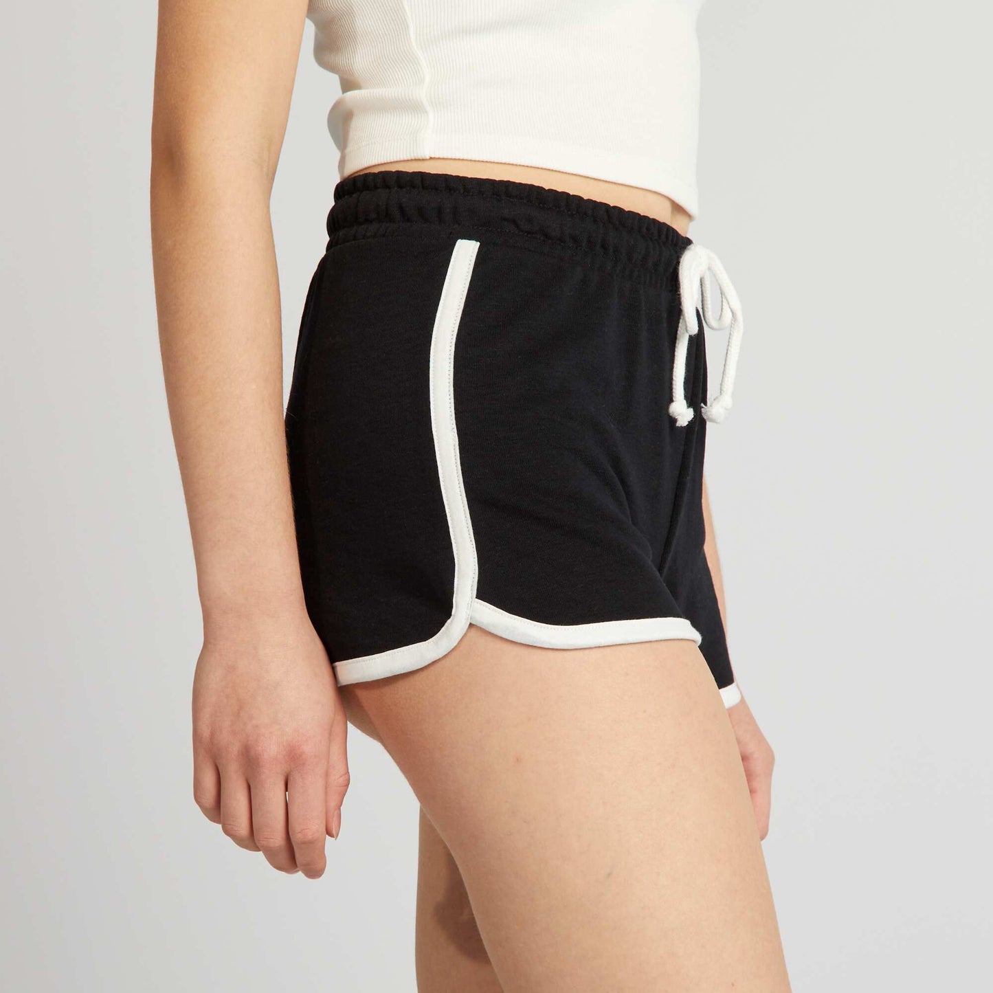 Short court sportswear noir