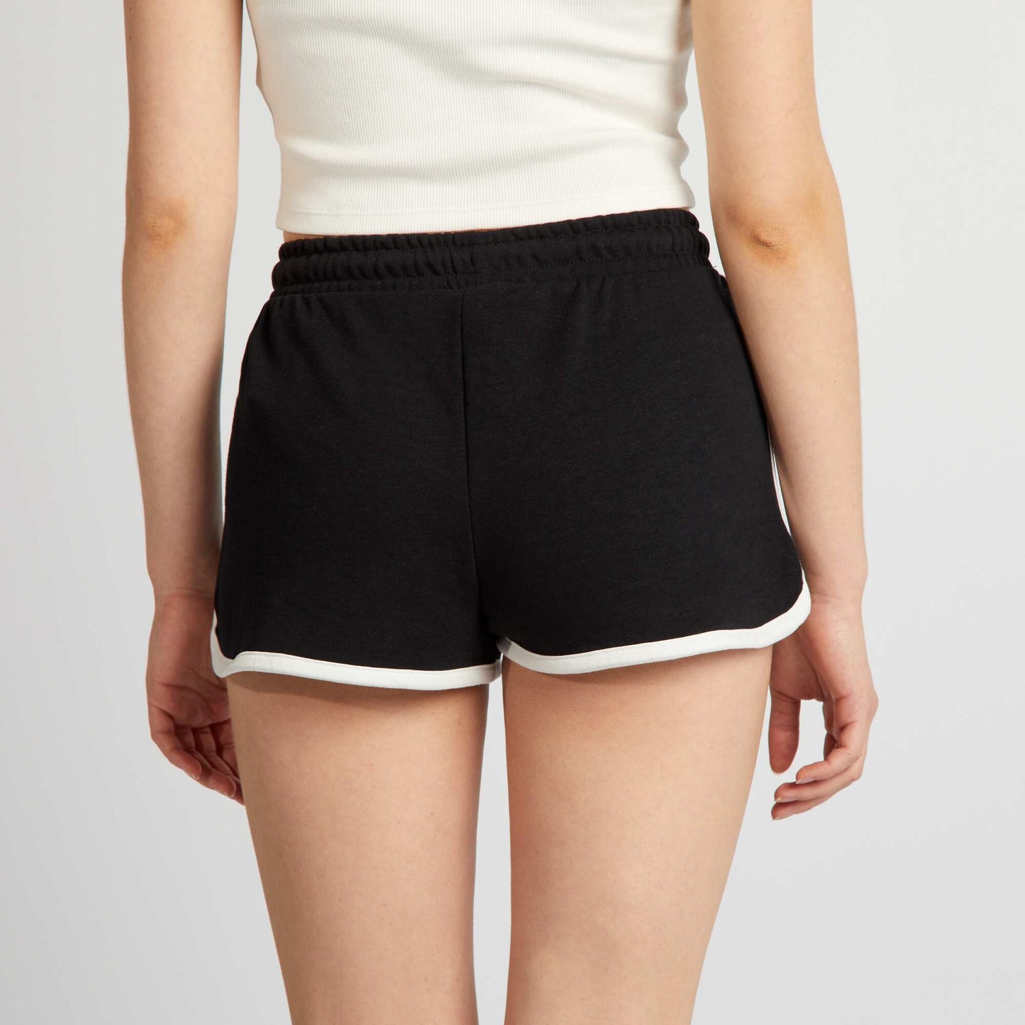 Short court sportswear noir