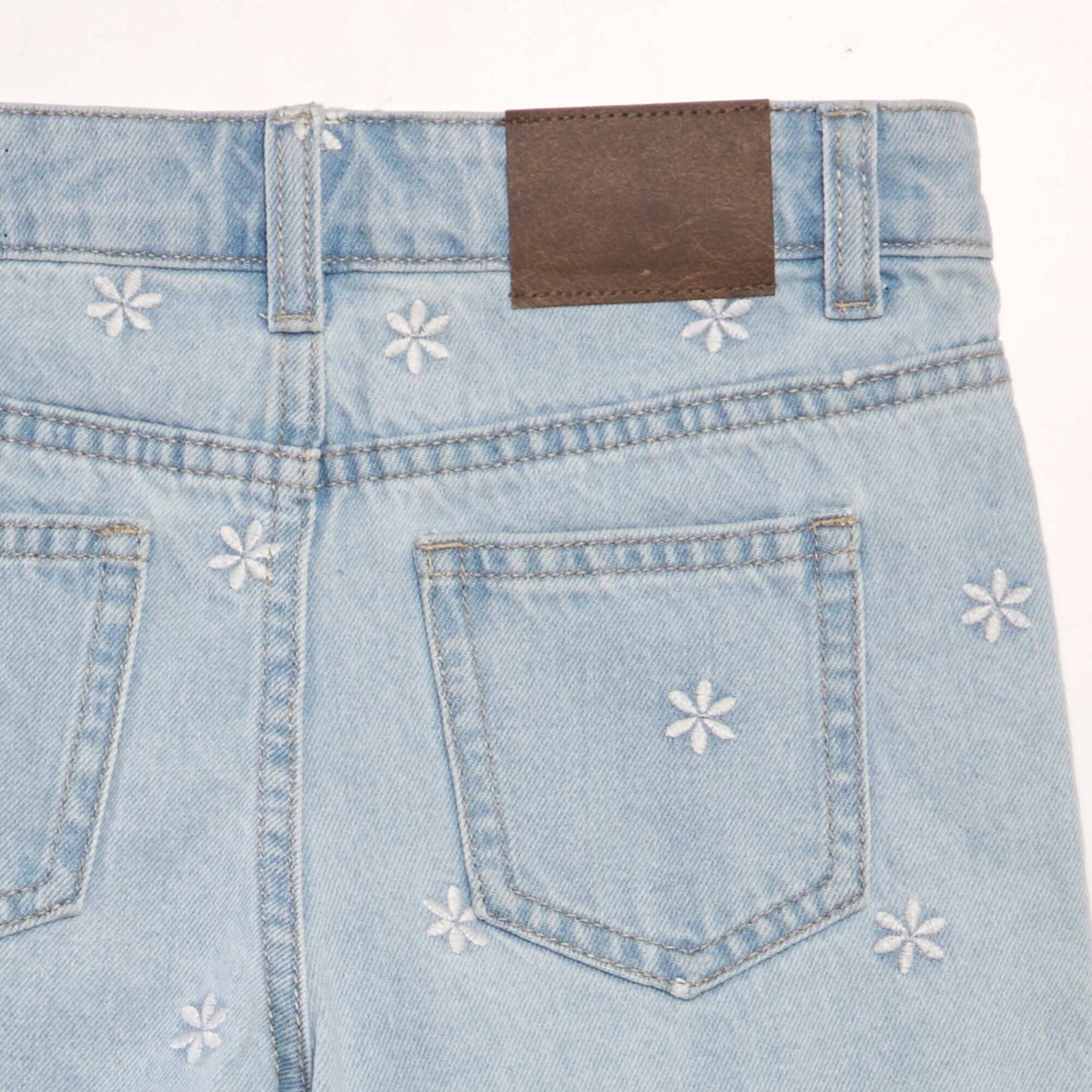 Short en jean broderies Fleurs blanches