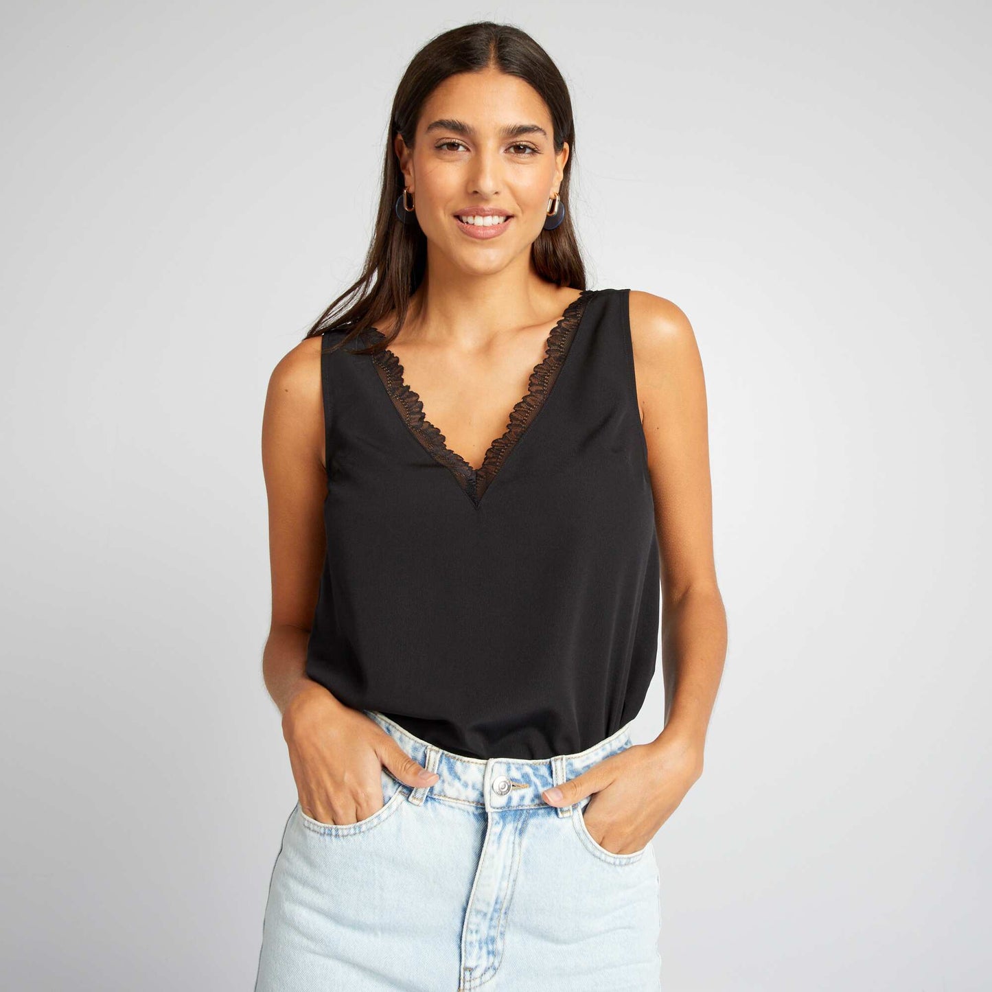 Blouse sans manches avec col en dentelle noir