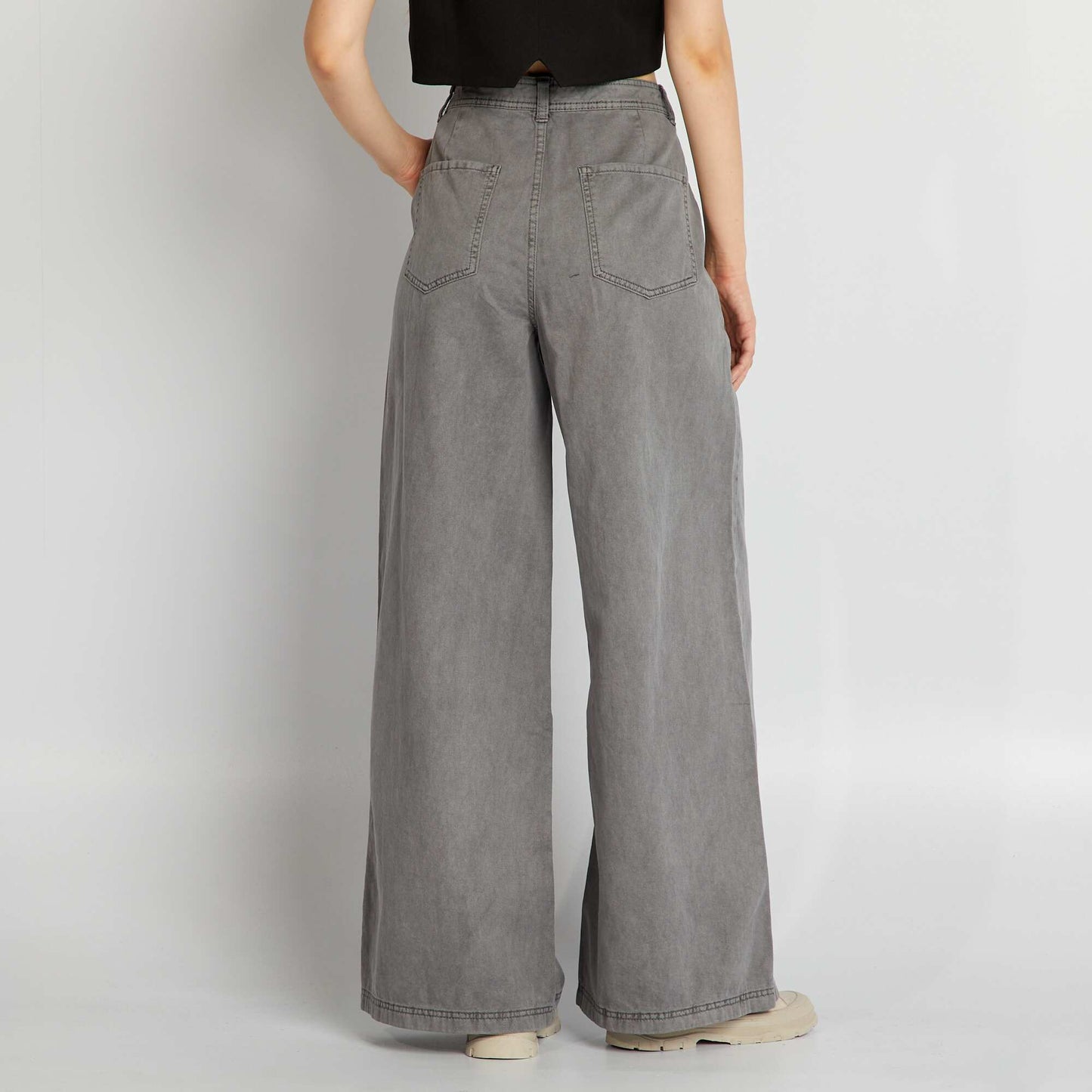 Pantalon large avec grandes poches Gris