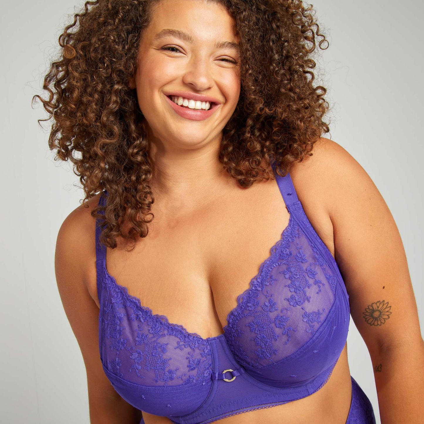 Soutien-gorge emboitant en dentelle transparente Violet