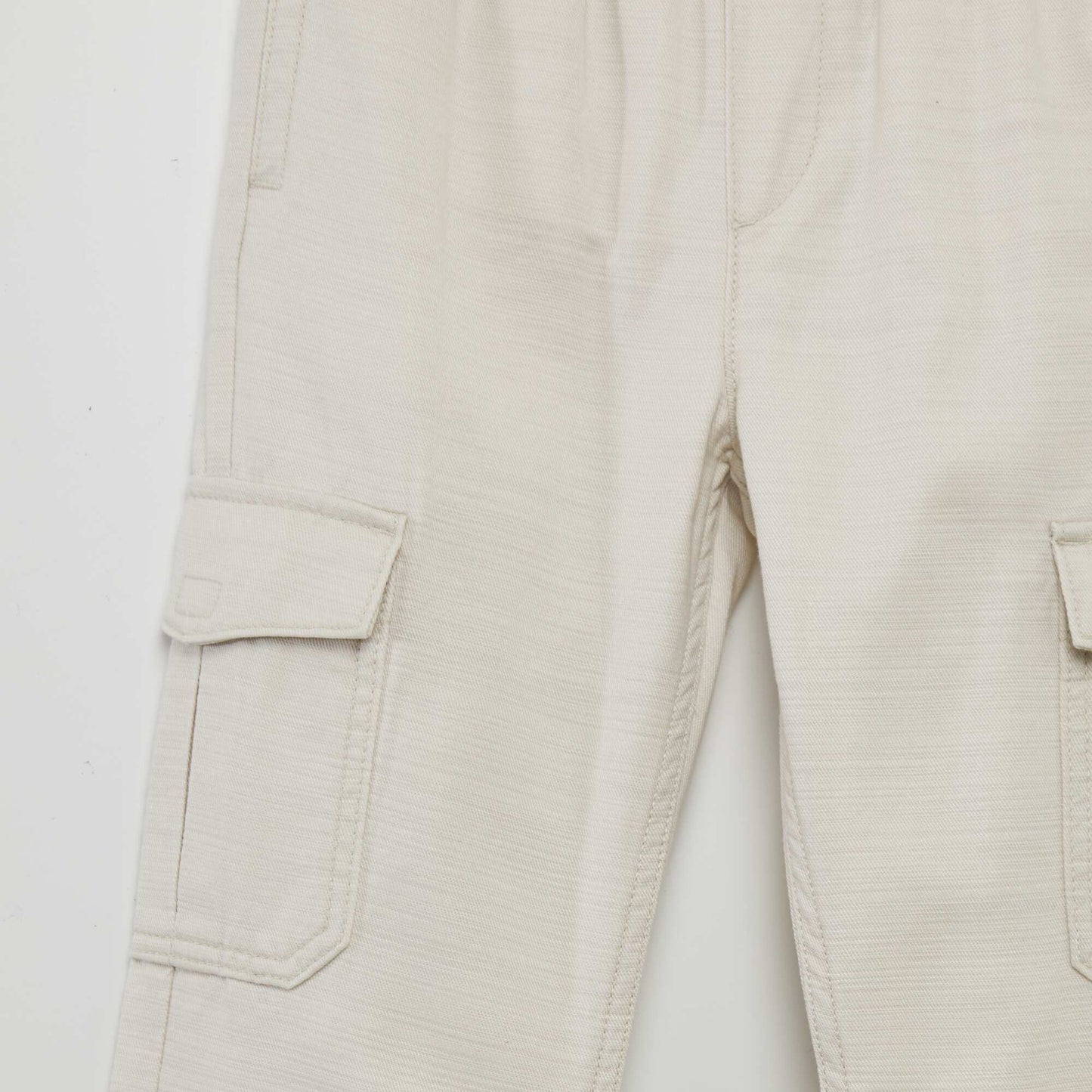 Pantalon avec poches rabat gris lune