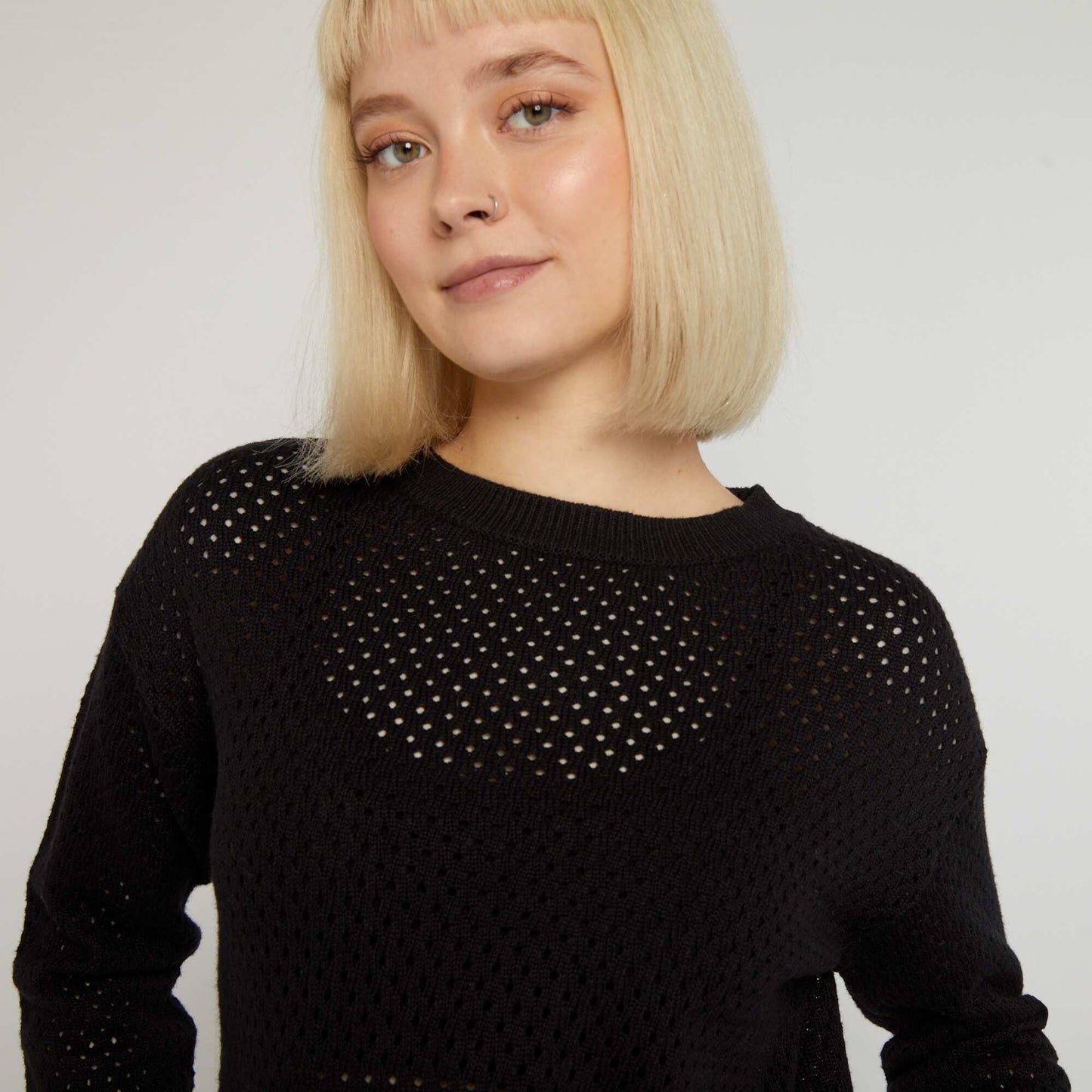 Pull en maille ajour e   col rond noir