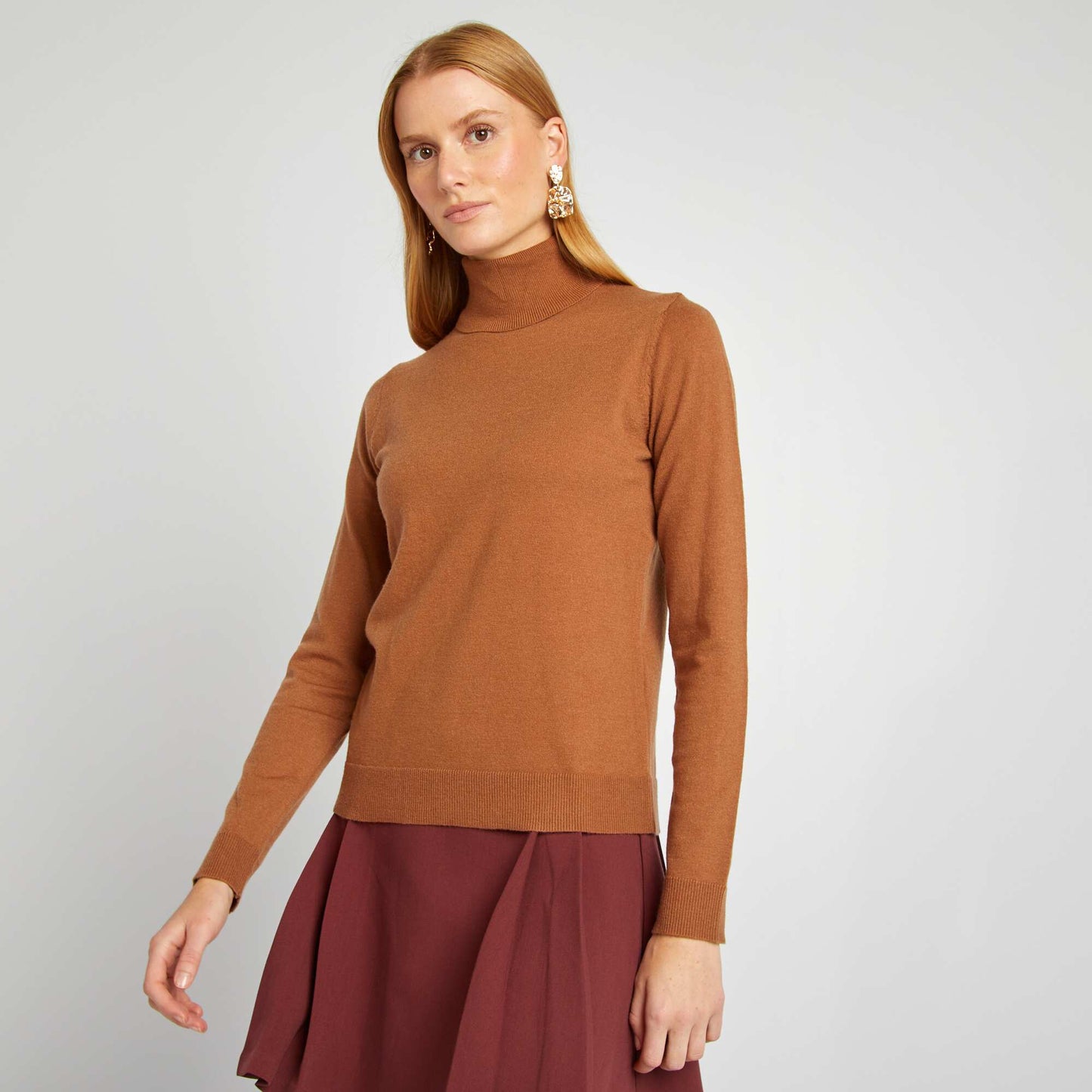 Pull en maille fine col roulé Marron