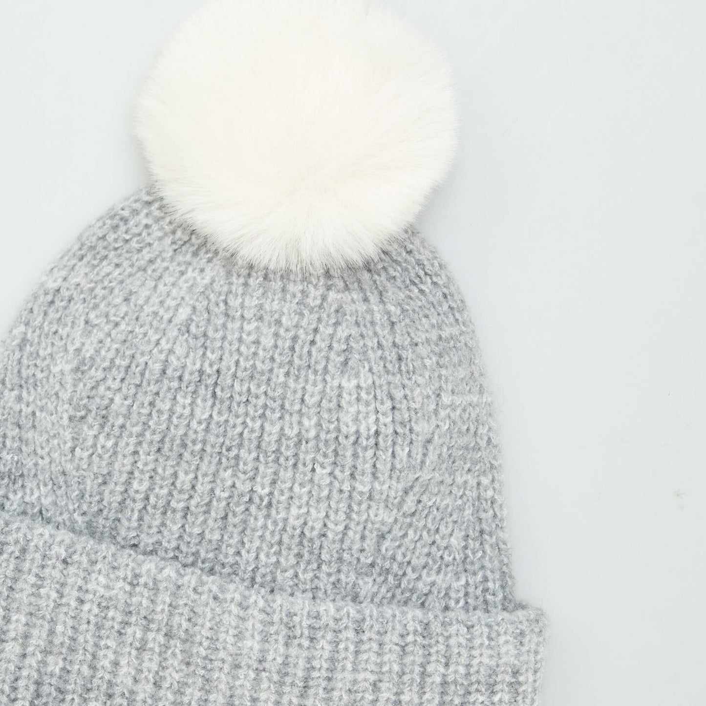 Bonnet en maille c tel e avec pompon Gris