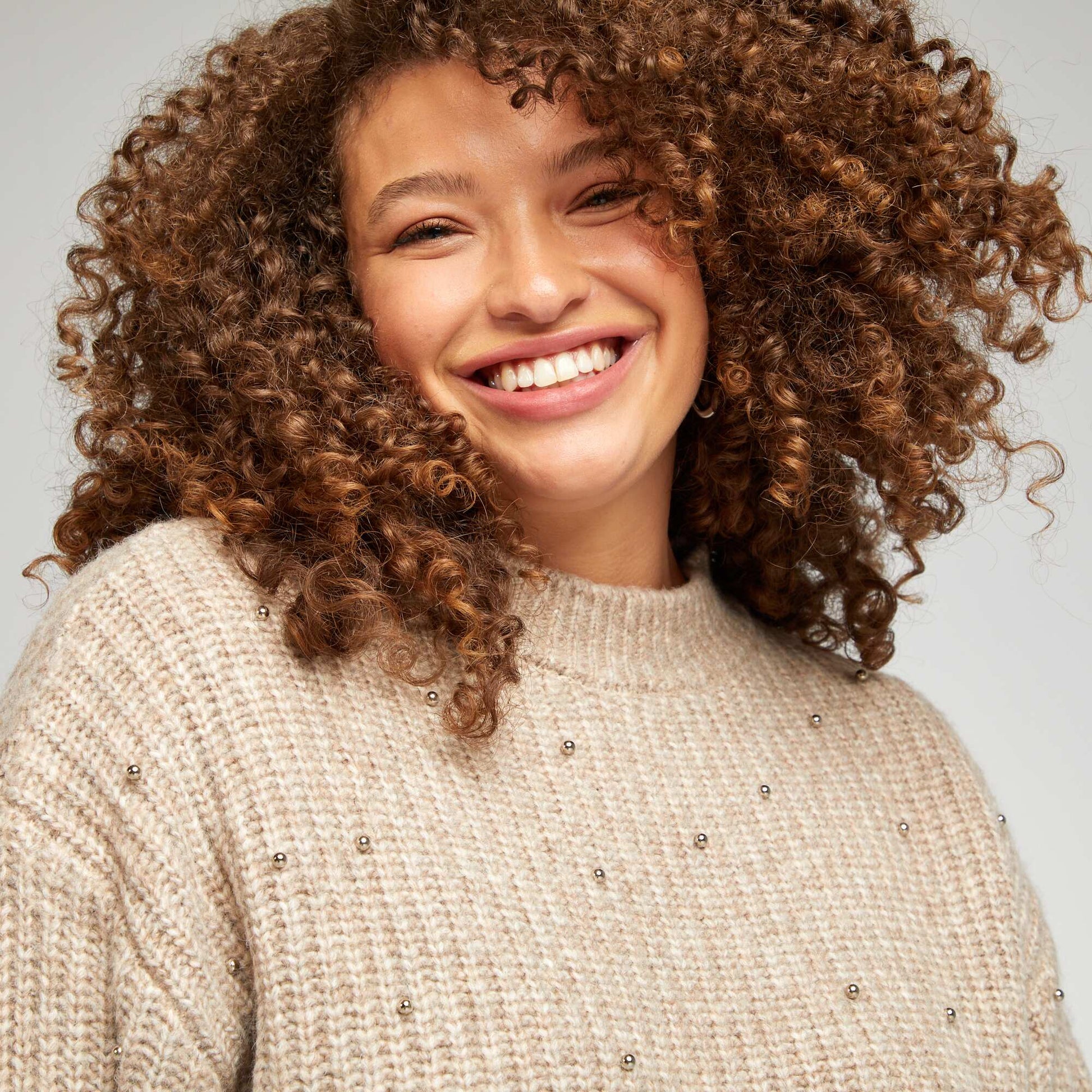 Pull en maille tricot avec perles fantaisies Beige