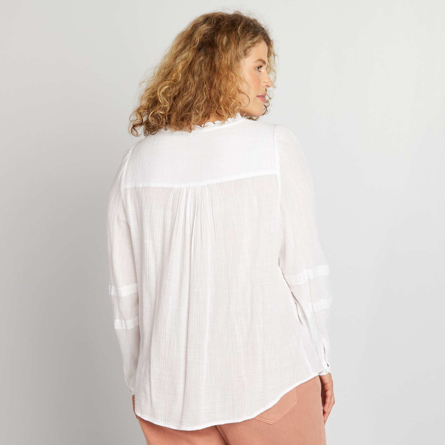 Blouse en maille cr pe avec empi cement dentelle blanc