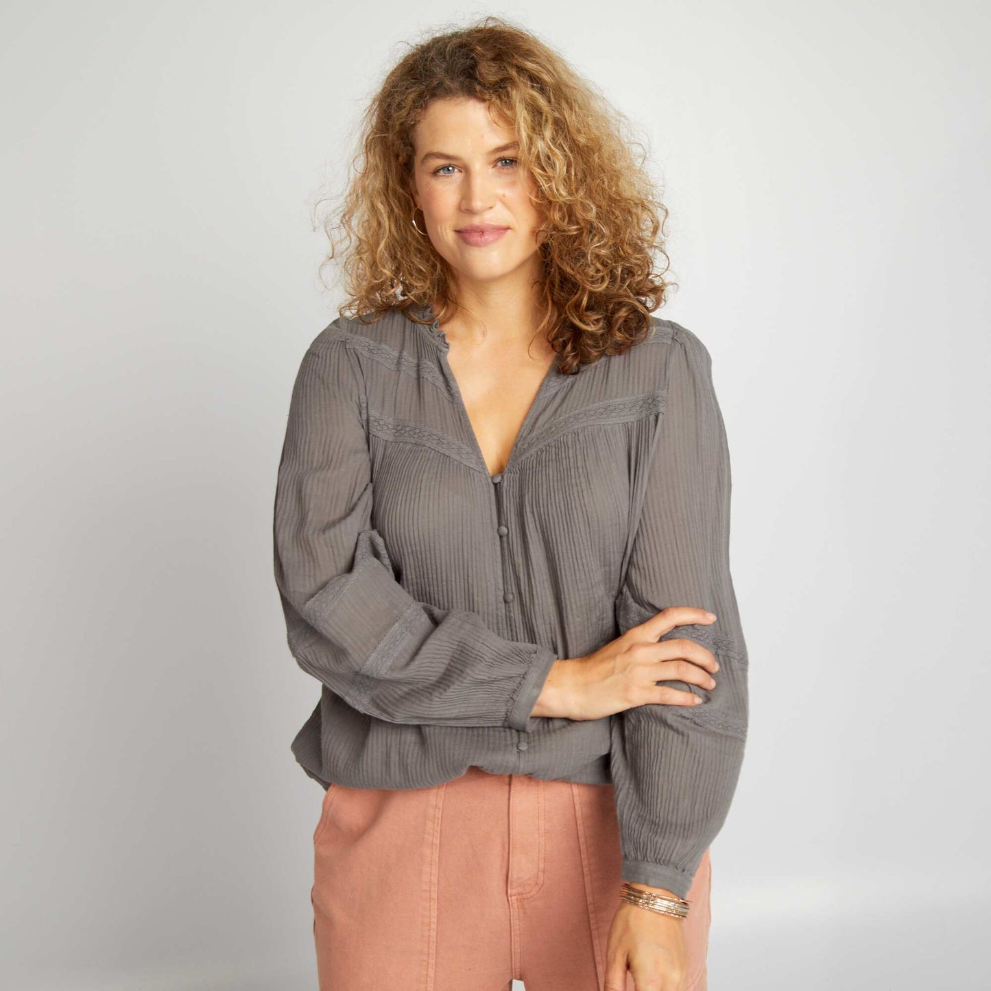 Blouse en maille cr pe avec empi cement dentelle Gris