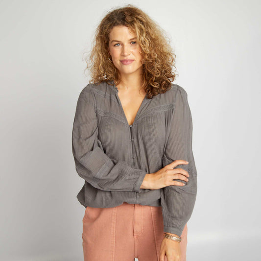 Blouse en maille cr pe avec empi cement dentelle Gris