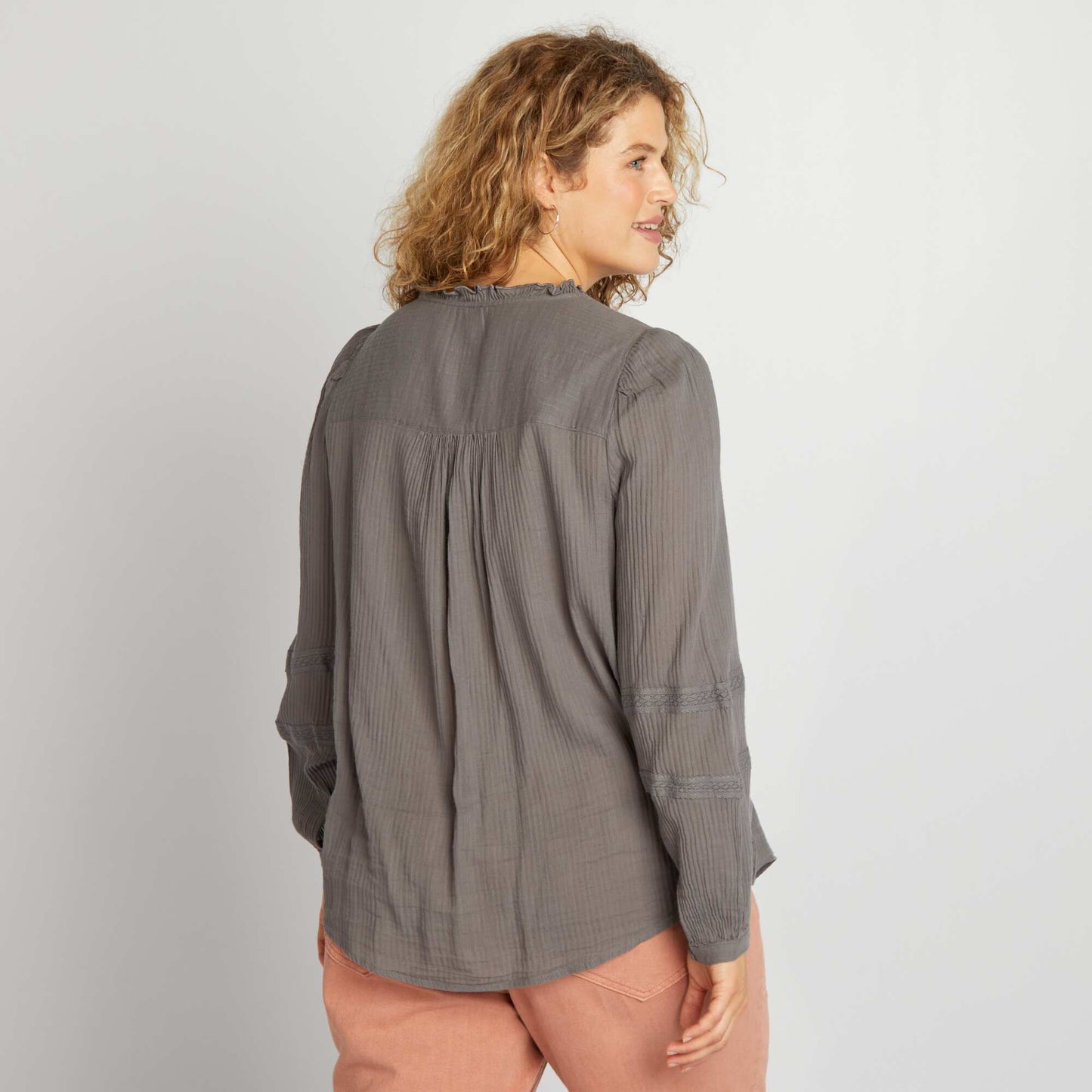 Blouse en maille cr pe avec empi cement dentelle Gris