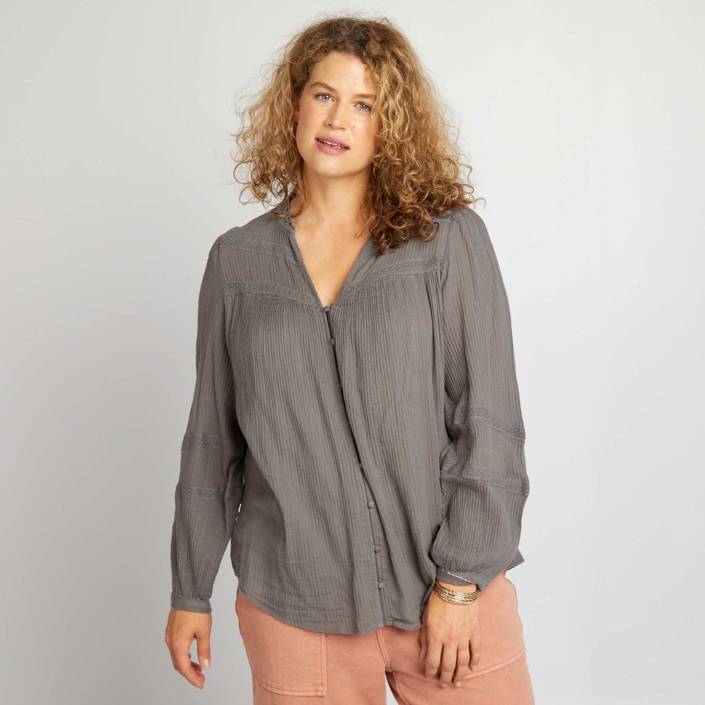 Blouse en maille cr pe avec empi cement dentelle Gris