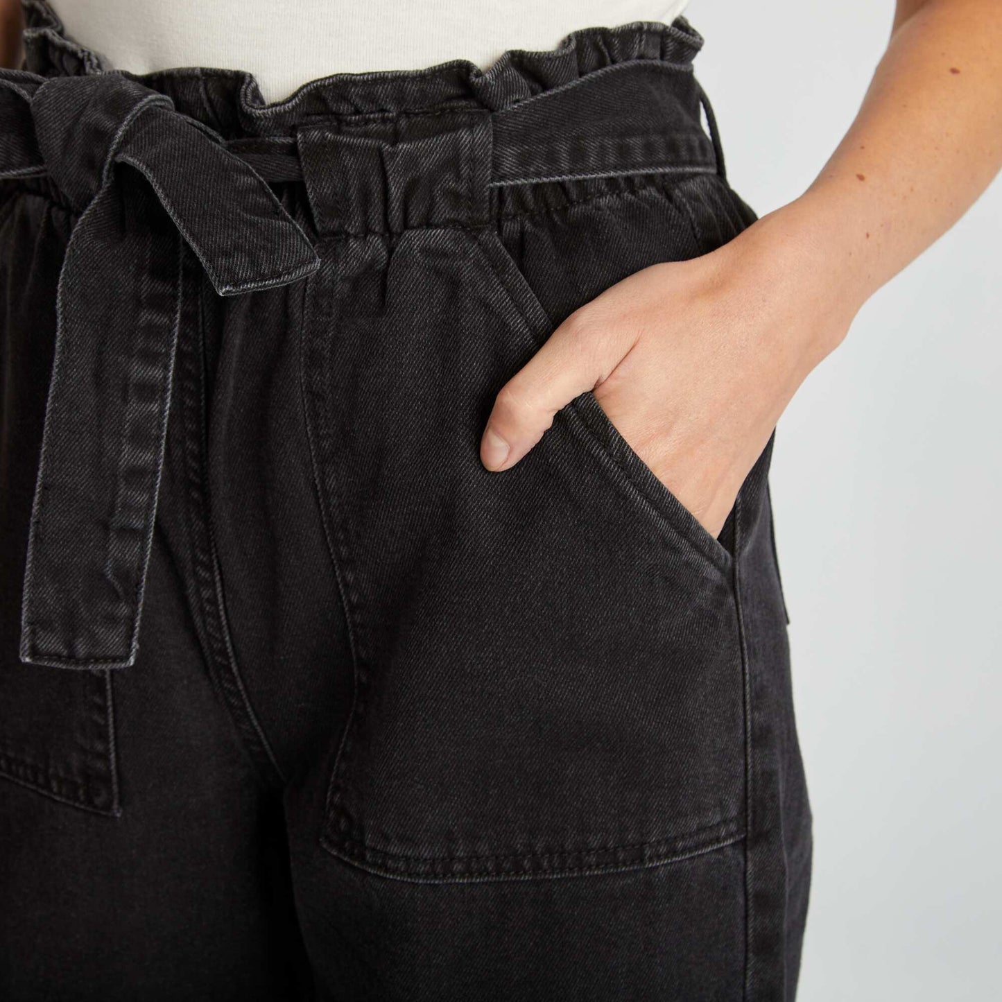 Pantalon denim mom avec ceinture à nouer noir